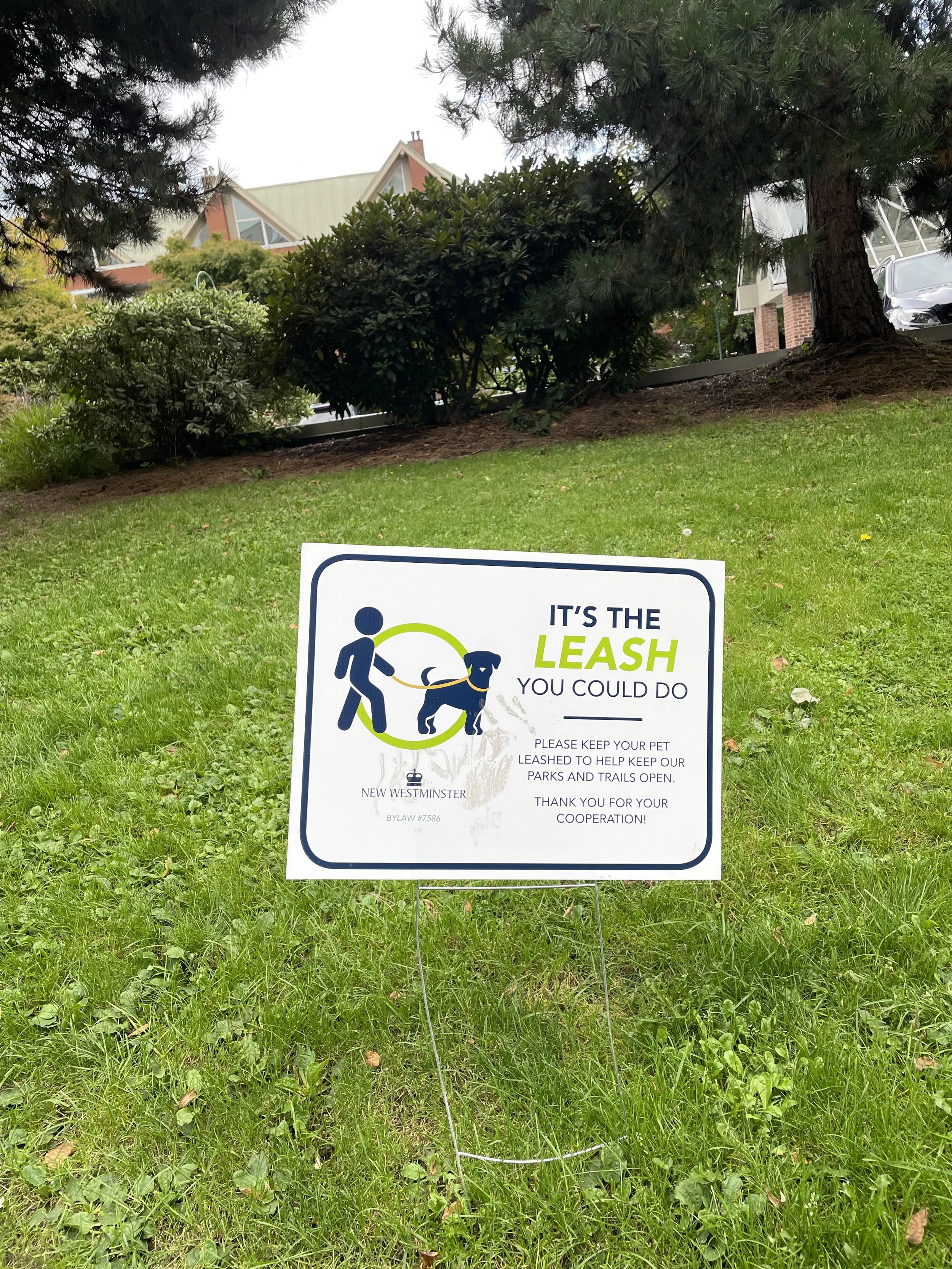 A sign about keeping dogs leashed that owners of reactive dogs absolutely love