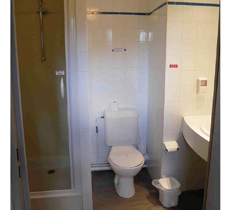 5-MAISONS-DES-CHERCHEURS-AVANT-TRAVAUX-SALLE-DE-BAIN.png