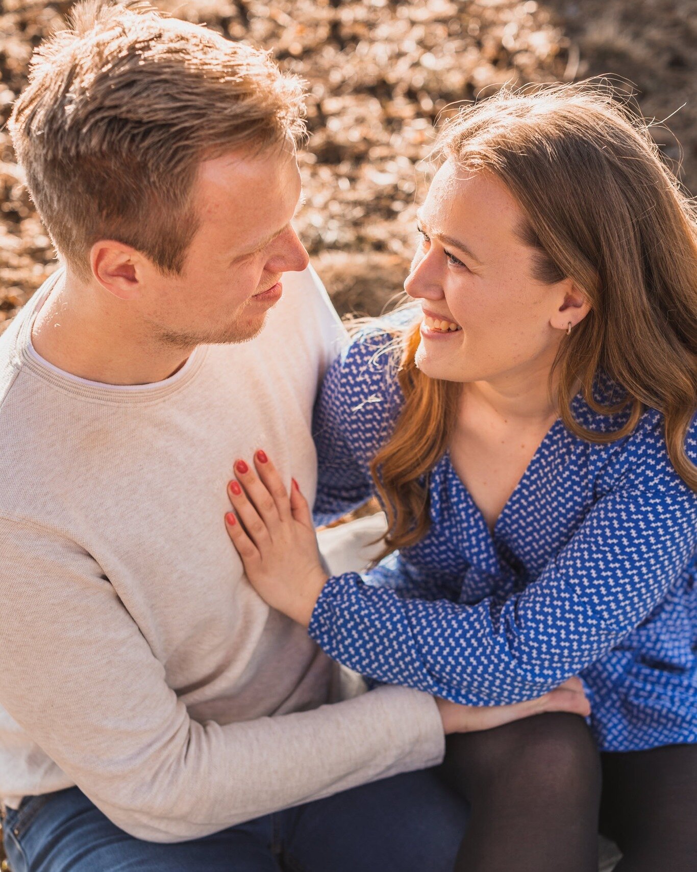 Utebilder n&aring; i mars/april? Ja takk! Det kan kjennes litt ut som om alt er brunt og gr&aring;tt og v&aring;tt i akkurat den tiden her, det betyr ikke at det ikke finnes godbiter og steder &aring; ta bilder 🤎 Akkurat n&aring; er naturen skikkeli