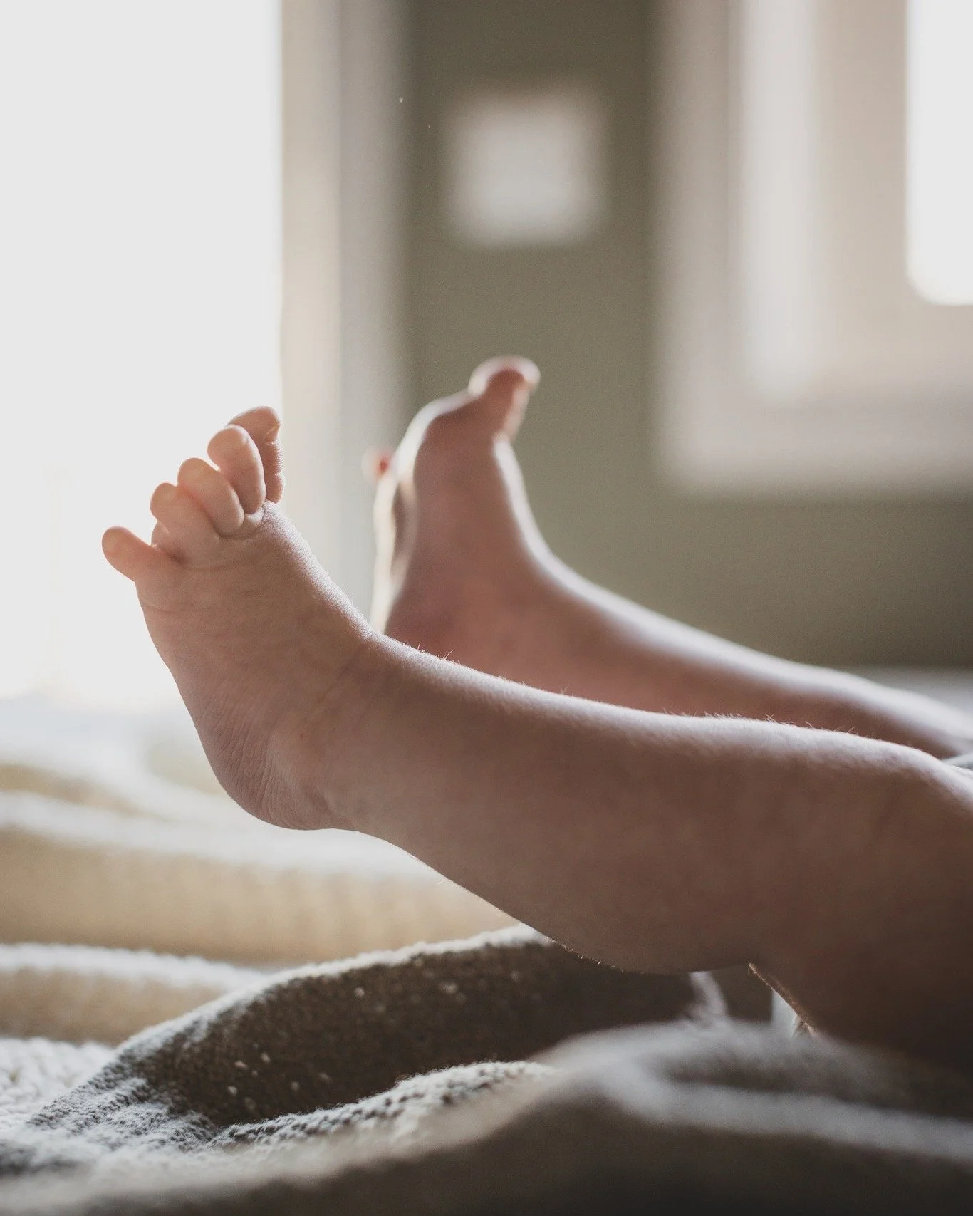 Ting &aring; huske fra den f&oslash;rste tiden som nybakt forelder, for ja, ogs&aring; ditt liv er nytt:
-Bittesm&aring; t&aelig;r👣
-Store gjesp fra sm&aring; skapninger🥱
-Ynkete lyder fra en baby som spreller👶
-Hvor mye kraft det er i de bittesm&