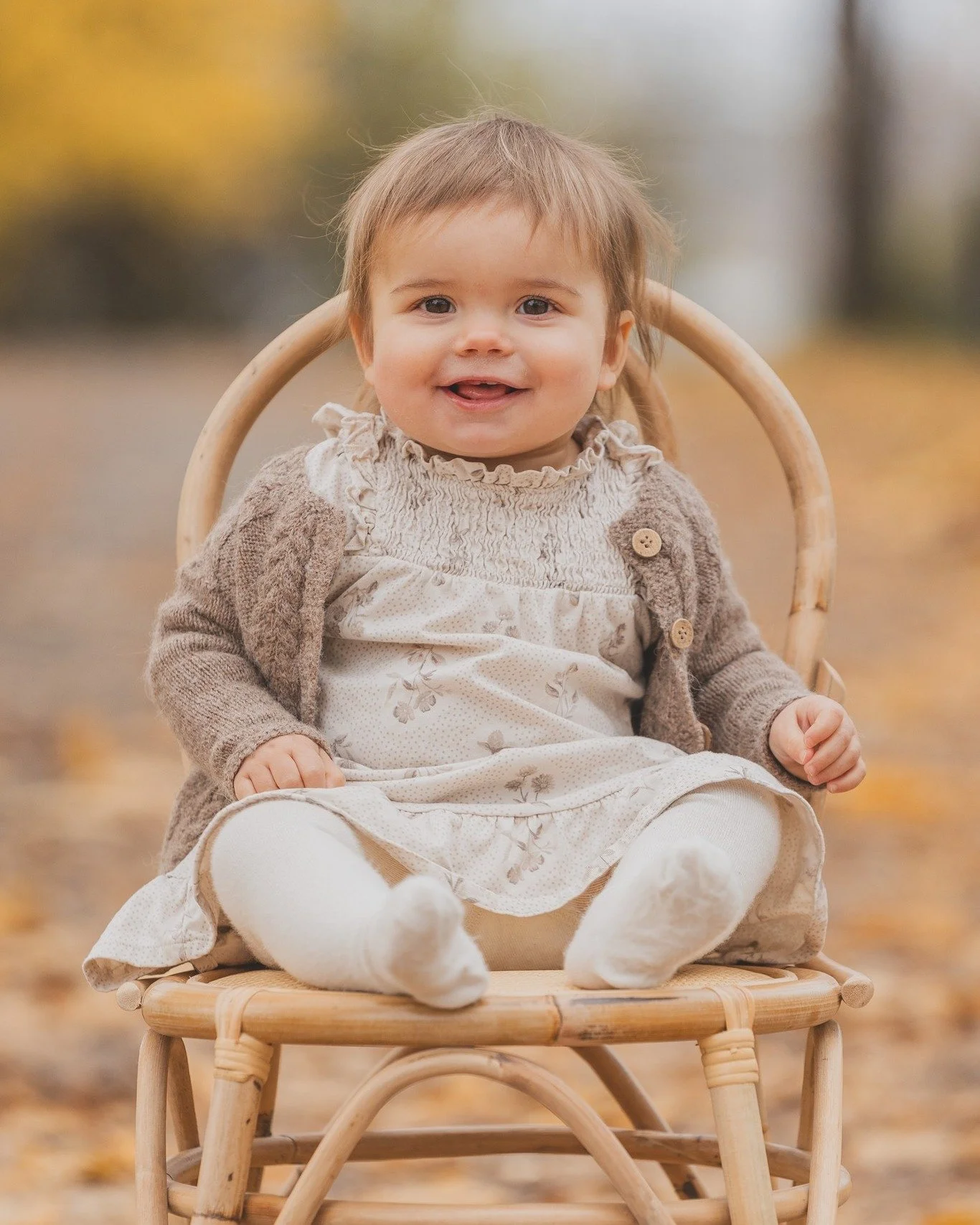 Lille Mie p&aring; ett&aring;rsfotografering i h&oslash;sten - sammen med mamma og pappa 🧡 Jeg lot meg sjarmere for &aring; si det s&aring;nn 🥰🥹

#barn #familie #kvalitetstid #hamar #stoltmamma #fotograf #fotografering #familiebilder #barnebilde #