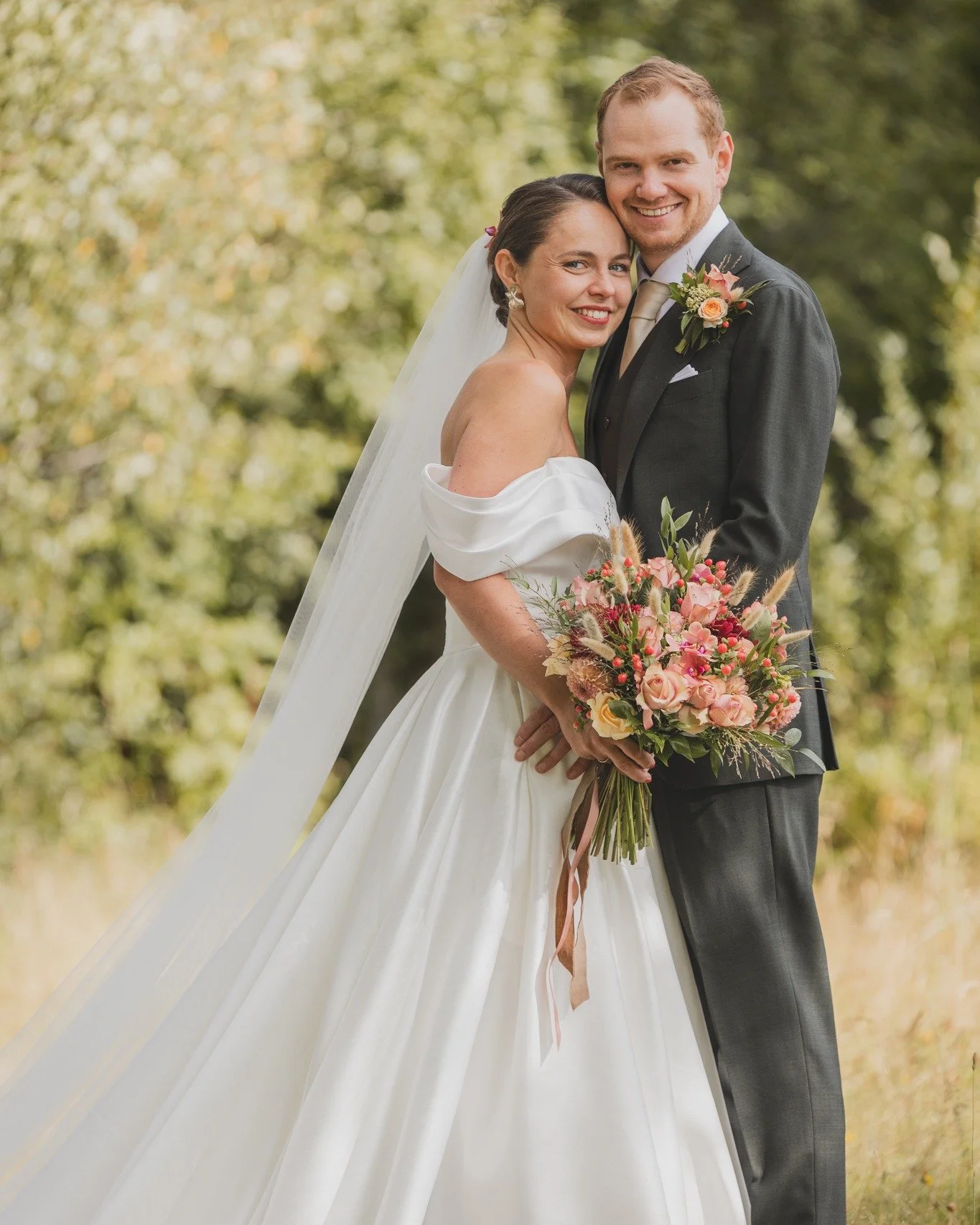 I g&aring;r gifta de to her seg ❤️ For et vakkert par, og for en vakker dag 😍 Dette m&aring; ogs&aring; ha v&aelig;rt en av de flotteste kjolene jeg har sett 😍 Dagen begynte i Furnes Kirke f&oslash;r festen fortsatte p&aring; eventyrlige og h&oslas