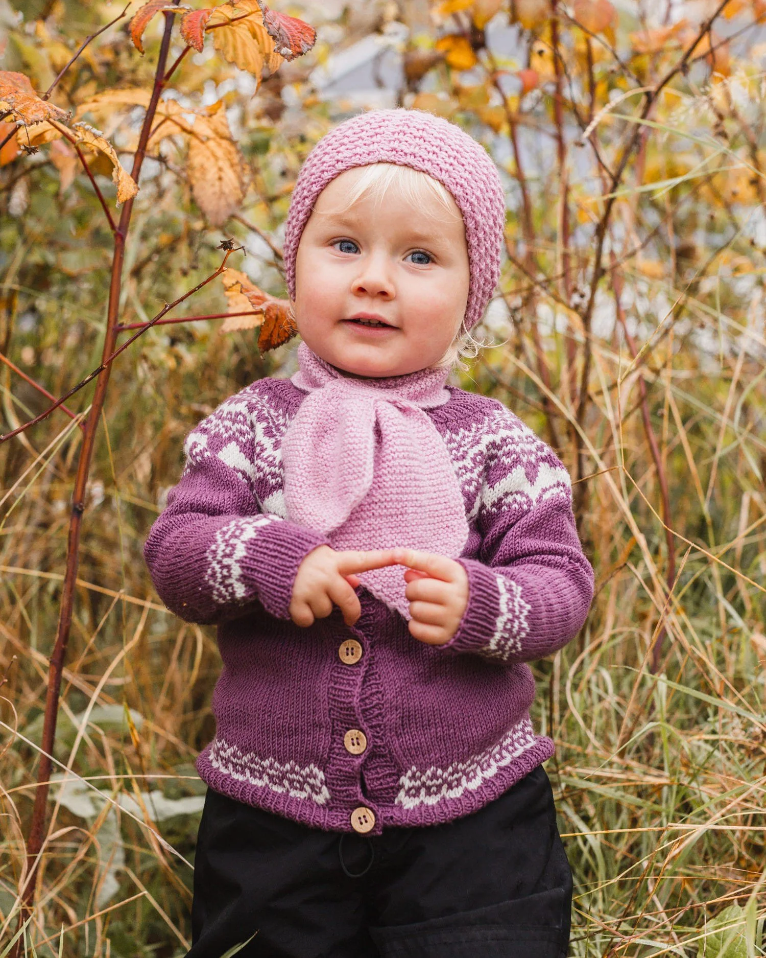 Noen bilder inne, noen bilder ute - en str&aring;lende kombinasjon s&aring; vi f&aring;r b&aring;de personlige bilder hjemme, de bare t&aelig;rne innend&oslash;rs, s&oslash;te luekledde fjes ute, og h&oslash;stfargene 😍🧡

#familie #kvalitetstid #ha