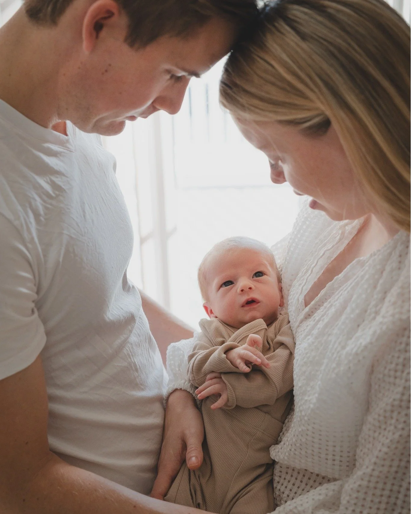 N&aring; er det temmelig akkurat et &aring;r siden jeg fikk m&oslash;te denne fine lille familien her og fange f&oslash;lelsen av den aller f&oslash;rste tiden 💞 Med b&aring;de ro og kaos og skrik og kj&aelig;rlighet 💞

De siste ukene har jeg hatt 