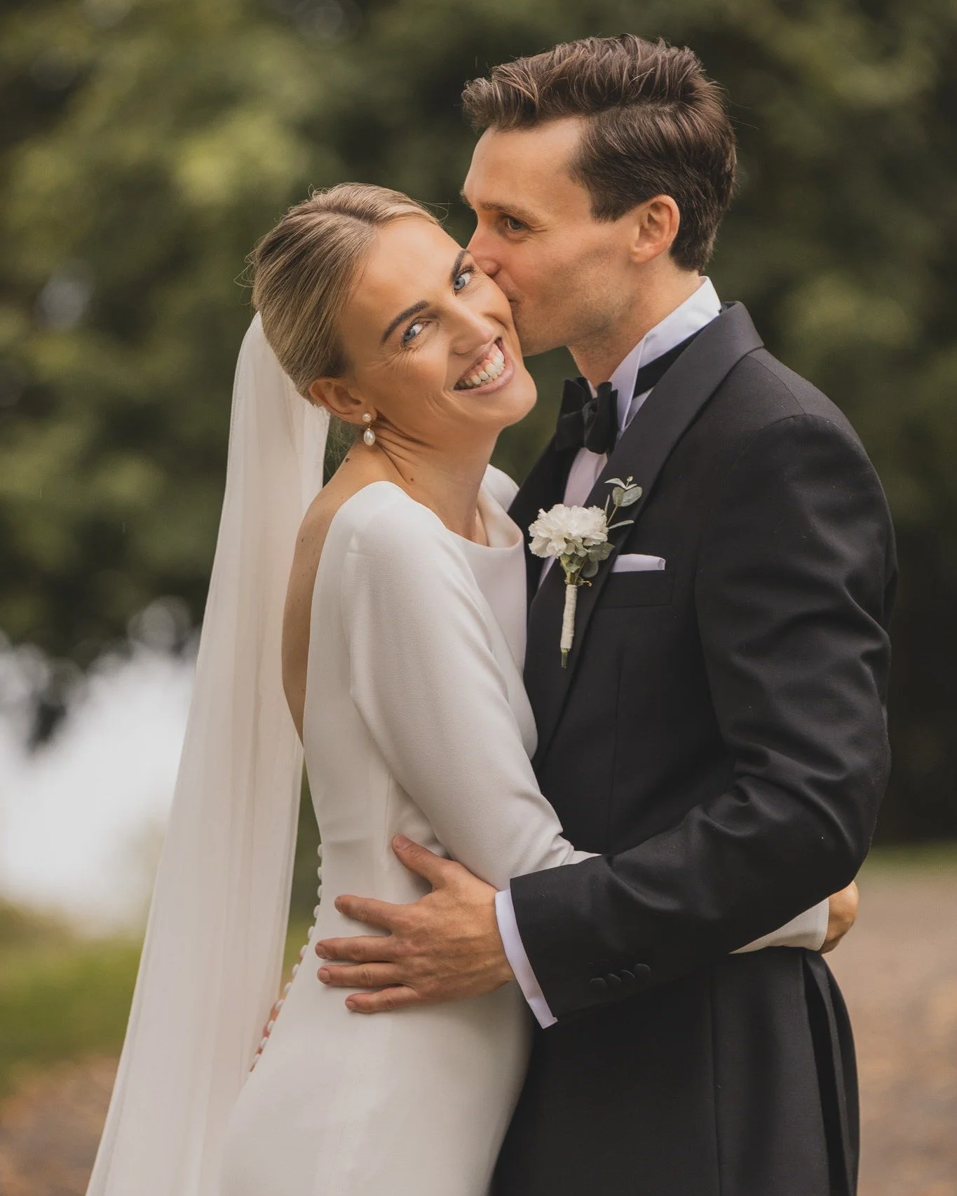 Fra Pernille og Marius sitt septemberbryllup i &aring;r ❤️

Bekymra for regn p&aring; bryllupsdagen? Da kan jeg tr&oslash;ste med at regnv&aelig;r gir det aller fineste lyset til bildene ☔✨