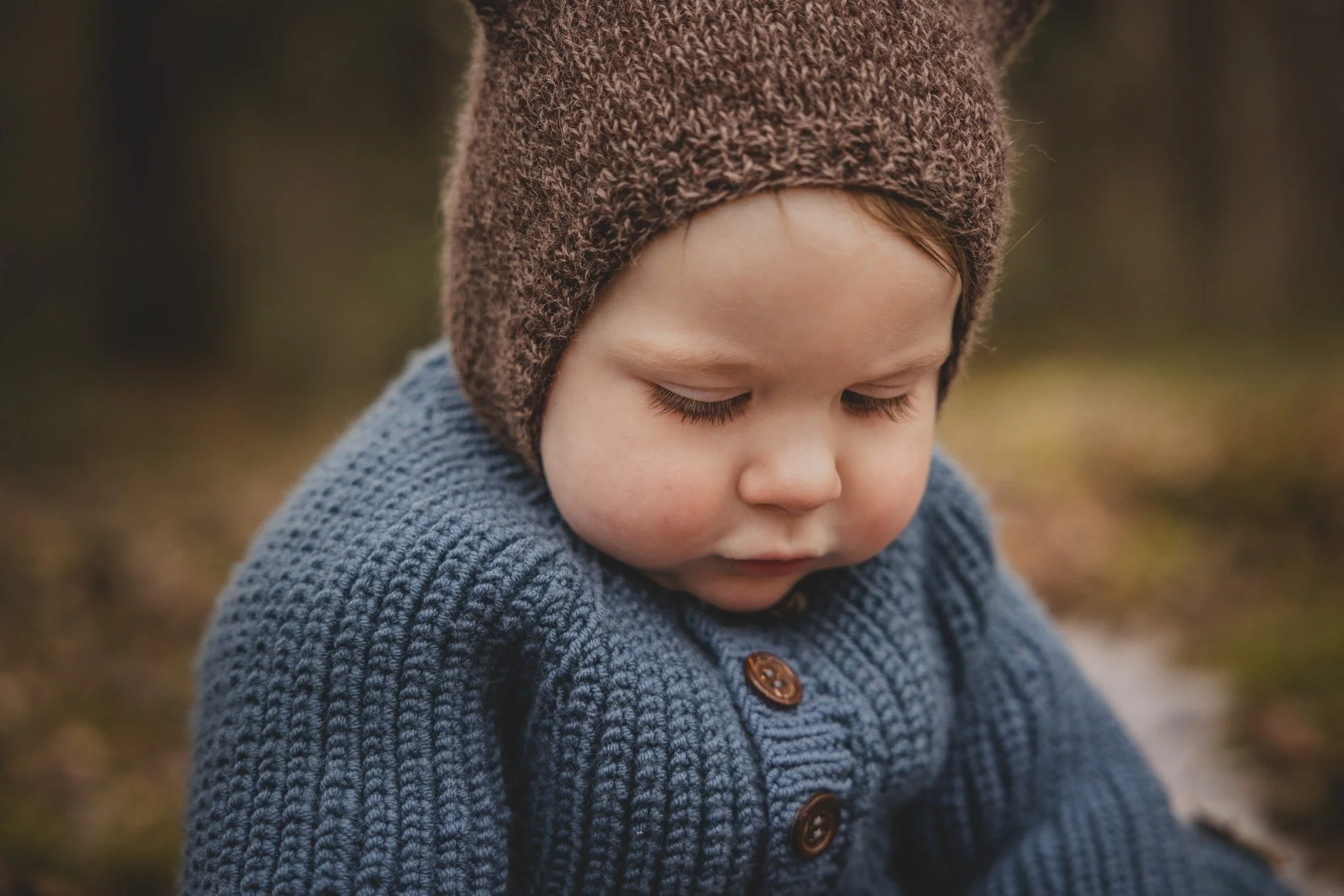 I mars/april, n&aring;r sn&oslash;en akkurat har smeltet, men det ikke har begynt &aring; spire enn&aring;, er faktisk en veldig fin tid &aring; ta bilder i. I en skogbunn omgitt av bartr&aelig;r, en overskya dag med mykt lys - &aring;h, s&aring; fin