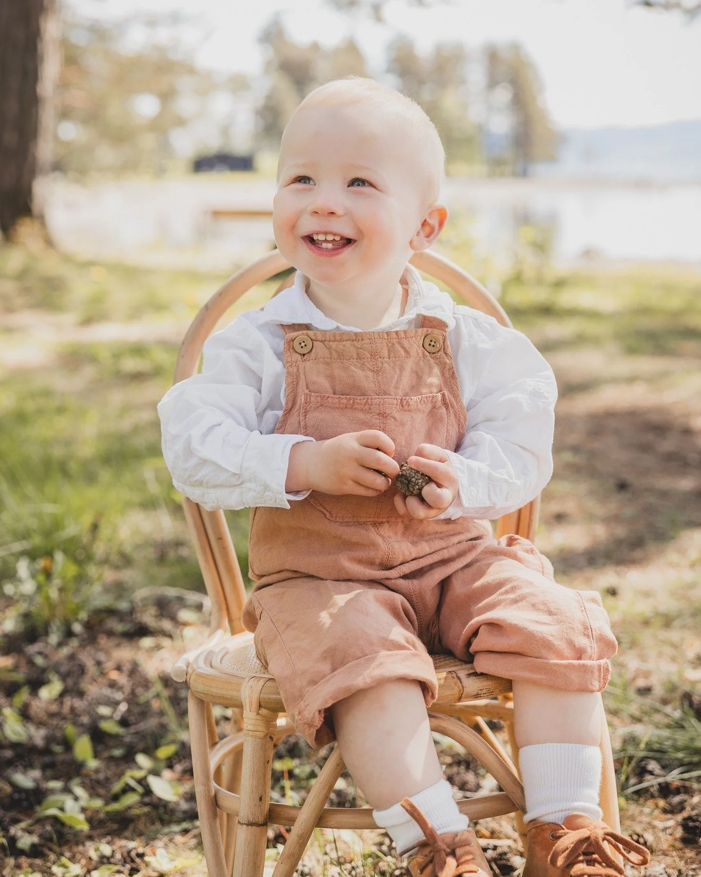 I dag er det v&aring;r! Ikke sant?? 🌱

Tj&aelig;, det blomstrer vel ikke med det f&oslash;rste 😅 Men det g&aring;r ihvertfall riktig vei 💚

Gleder meg til &aring; gj&oslash;re som han her, dra opp buksene og plukke kongler langs Mj&oslash;sa! En e