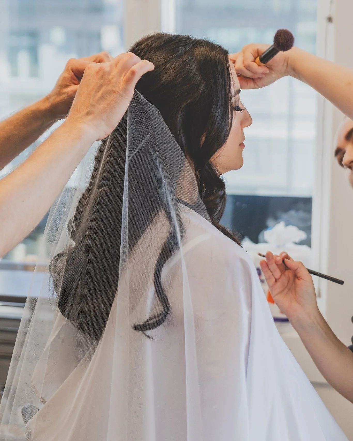 The making of a bride 🪞👰

Det er ekstra fint &aring; ha med seg fotograf ogs&aring; litt f&oslash;r vielsen p&aring; en bryllupsdag, hele dagen er stappet full av f&oslash;lelser og de kommer frem i alle de sm&aring; &oslash;yeblikkene. Jeg kan all