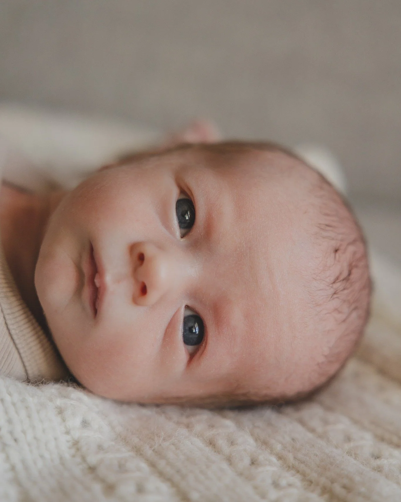De f&oslash;rste dagene med en ny liten i familien er ofte b&aring;de stille og overveldende p&aring; samme tid. Mange er tr&oslash;tte, litt i t&aring;ka, og pr&oslash;ver samtidig &aring; forst&aring; at livet nettopp har blitt helt annerledes.

De