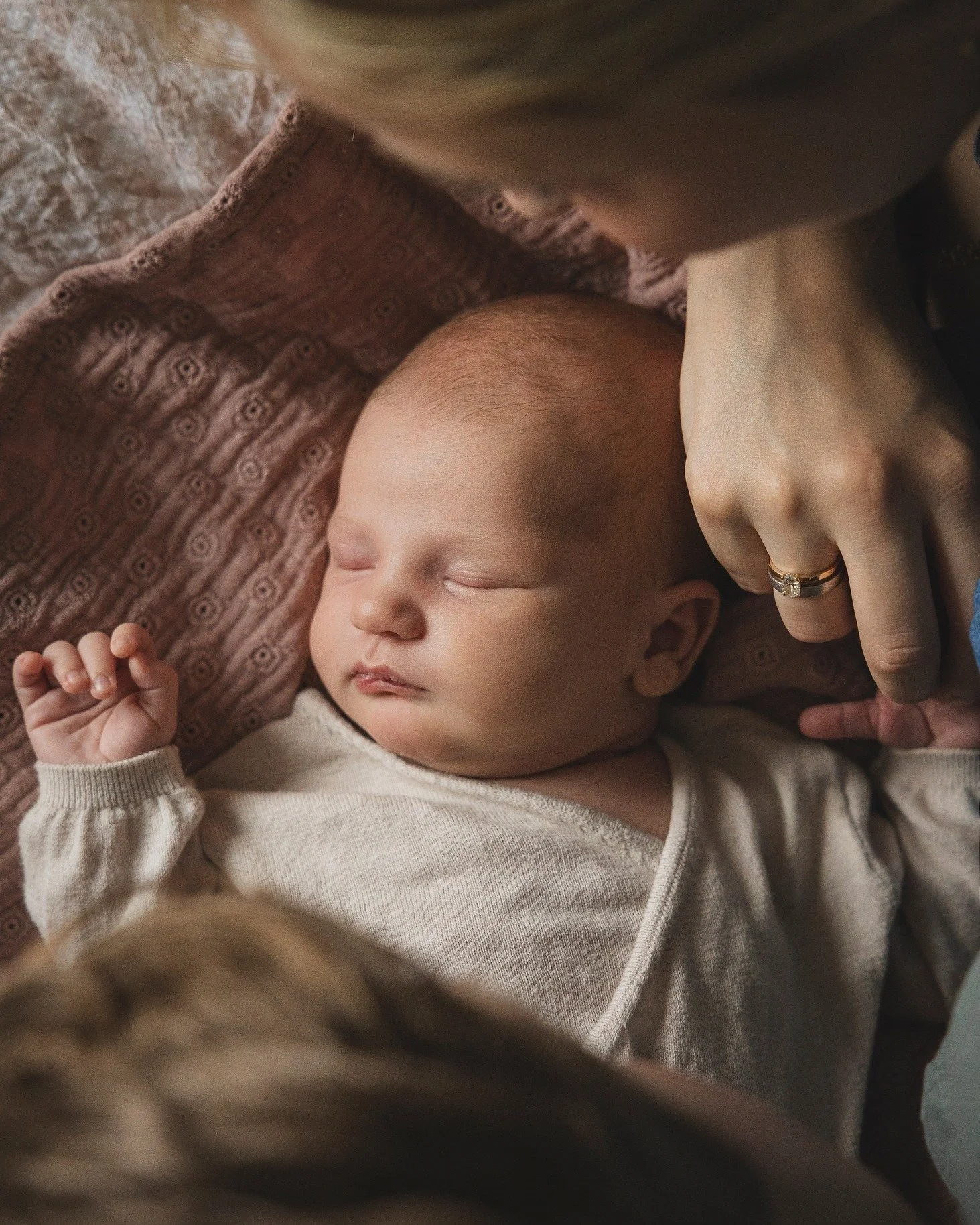 Har dere sett noe s&aring; nydelig? 🥹 Med nyf&oslash;dtfotografering hjemme i dobbeltsenga er det trygge rammer og lettere &aring; slappe ordentlig av ✨💞