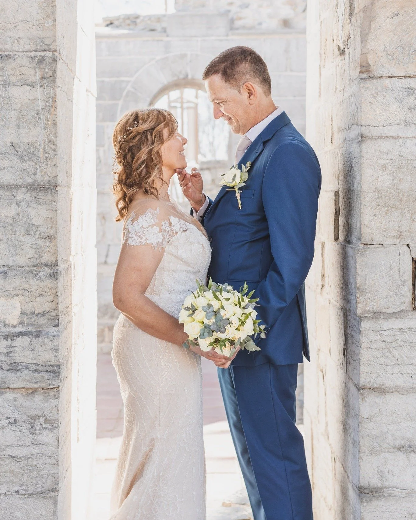 Gratulerer med 3 &aring;rs bryllupsdag til Siv og Richar ✨ Etter mange &aring;r sammen ga de sitt endelige ja i en liten, men h&oslash;ytidelig og vakker vielse p&aring; domkirkeodden i 2023 💞