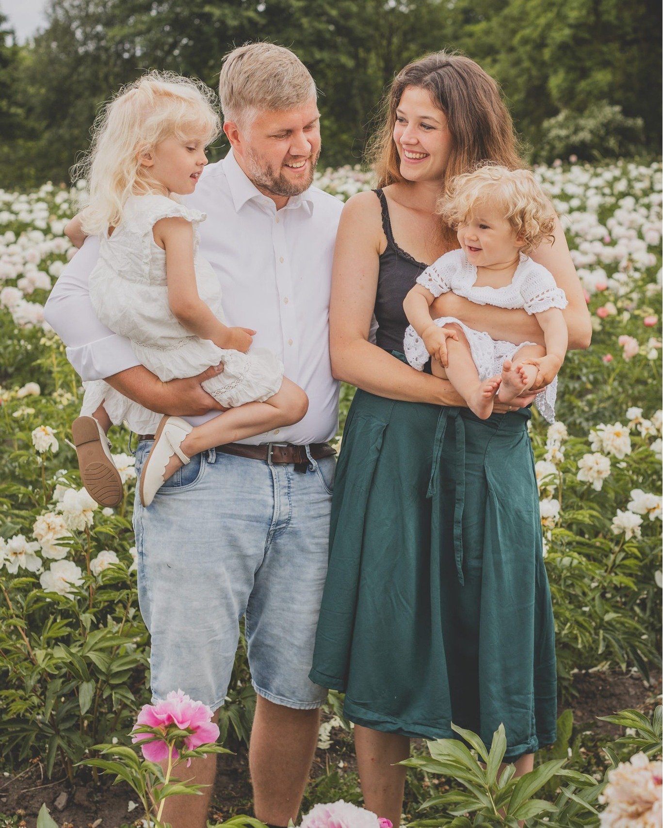 Den her gjengen m&oslash;tte jeg nettopp igjen, det har nemlig kommet enda en jente inn i familien 😍 Da m&aring;tte selvf&oslash;lgelig ogs&aring; hun f&aring; ett&aring;rsfotografering, denne gangen i hvitveiseing - de skal dere f&aring; se senere 