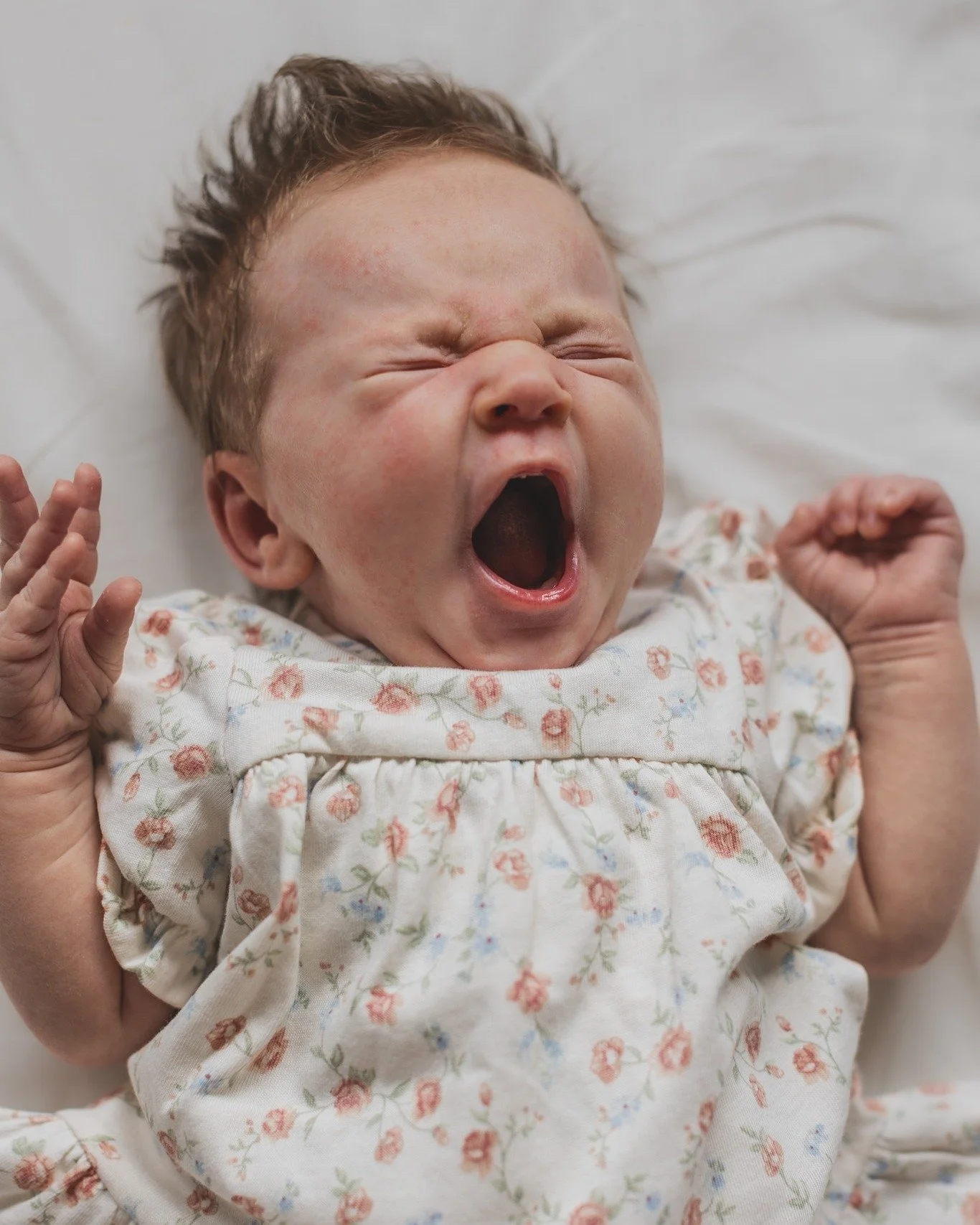 V&aring;ken eller sovende baby p&aring; nyf&oslash;dtfotografering? Jeg sier ofte ja takk til begge deler! Mange fotografer foretrekker at baby sover dypt, fordi de blir enklere &aring; forme i positurer. Jeg synes det beste er babyer som ligger i de