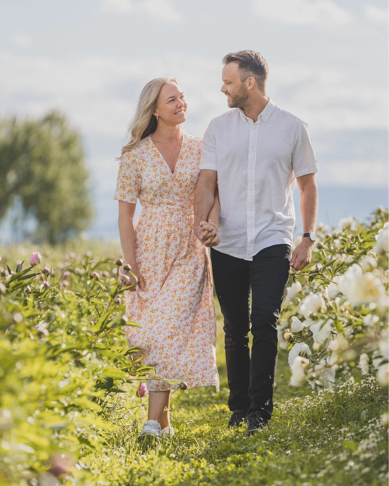 I morgen er det endelig Anne-Berit og Dag sin tur til &aring; f&aring; gifte seg! Disse bildene tok vi for to &aring;r siden, n&aring;r bryllupet ble booket et &aring;r i forveien, men s&aring; skjedde det noe 🤰 Det kom en bitteliten ting i veien fo