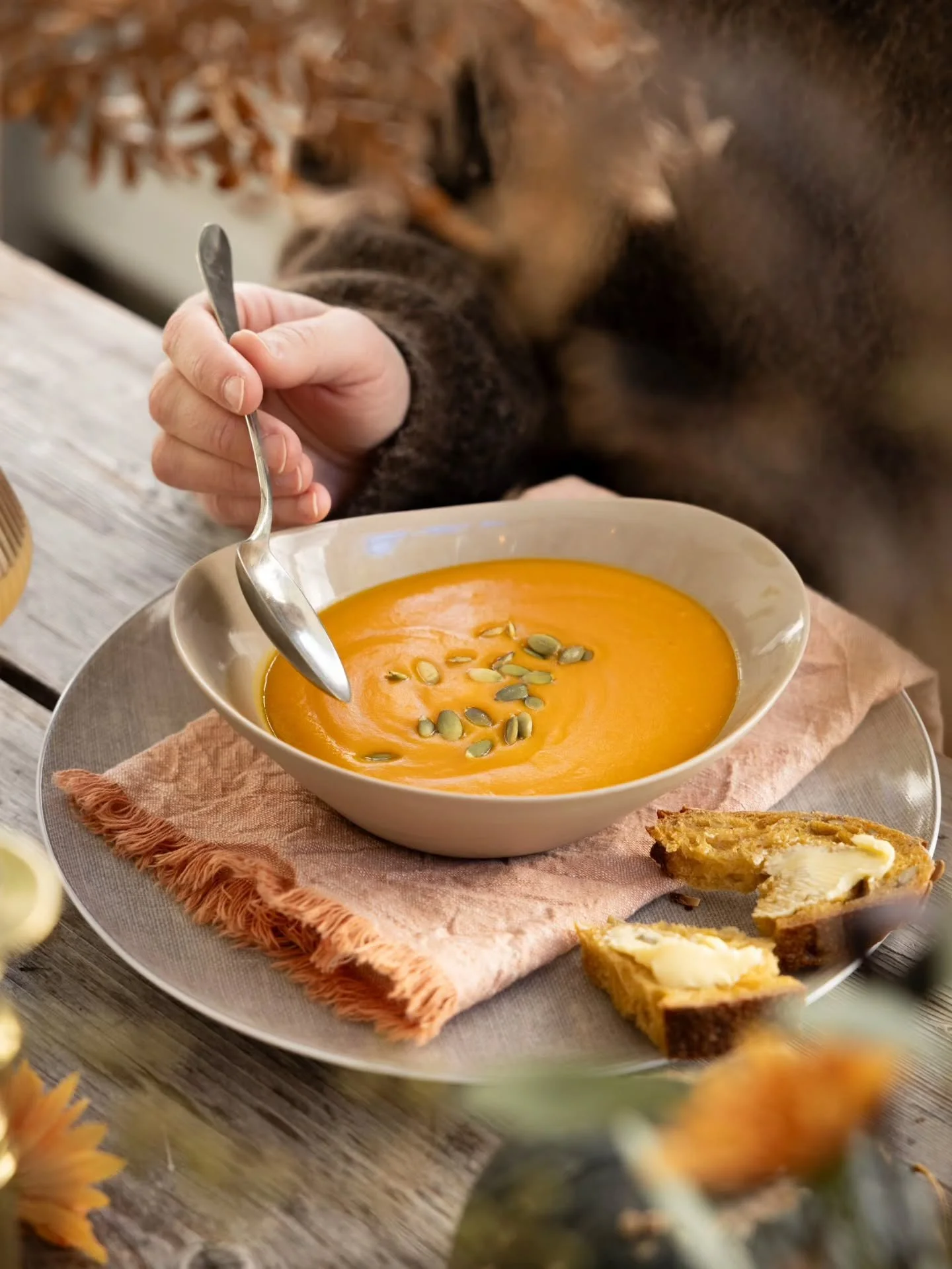 Noe av det beste med h&oslash;sten er maten, amirite? 😍 Blir glad av varme og fyldige supper, langtidskokte gryter, hjemmebakte br&oslash;d, f&aring;rik&aring;l! &Aring;h, n&aring; gleda jeg meg ekstra mye 🤤

Styling og suppe av @kollasj.no, br&osl