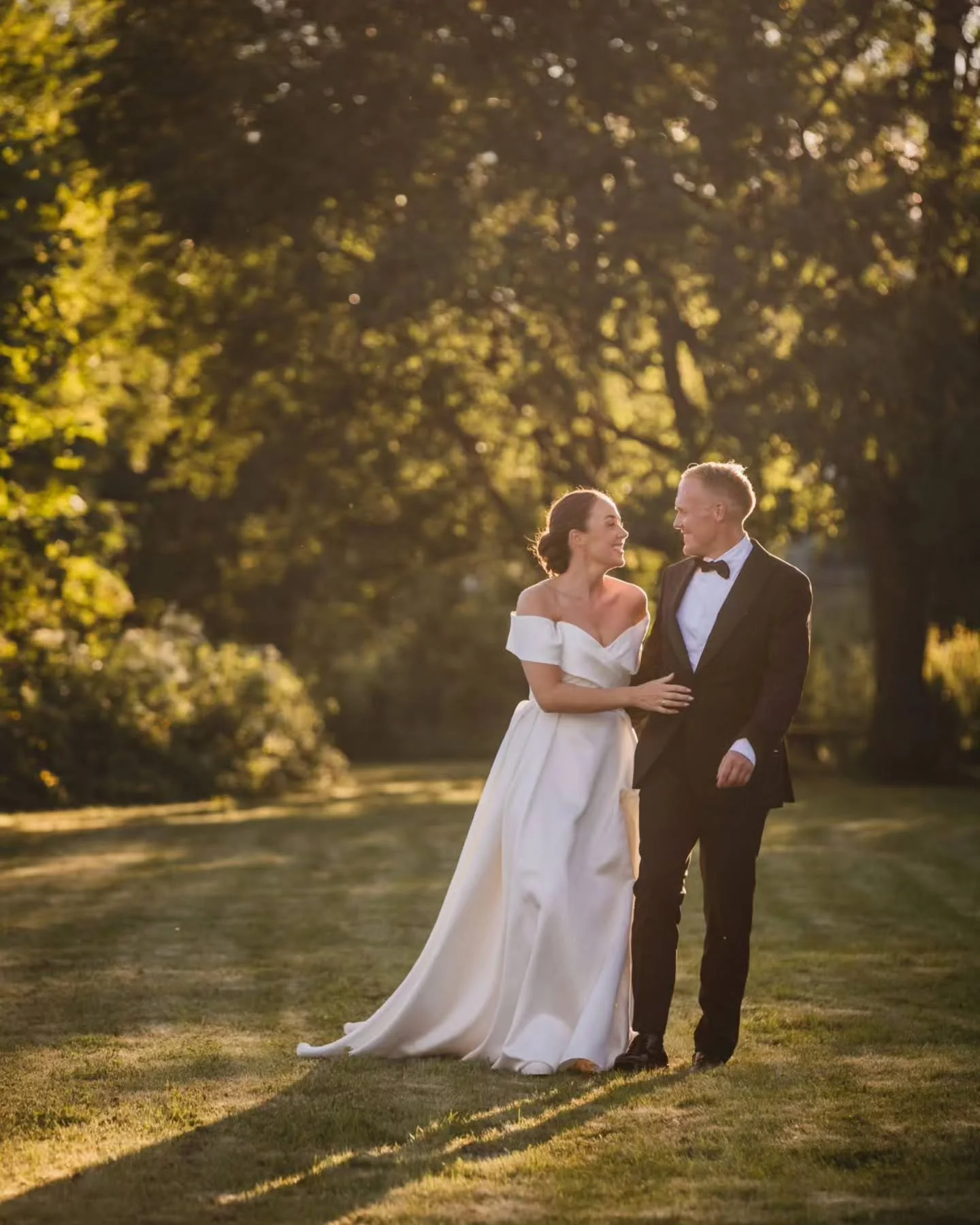 Aina og Henrik fikk levert bryllupsbildene sine forrige uke &hearts;️ 10 timer i juni med en fantastisk gjeng, det er ikke ofte jeg f&oslash;ler en s&aring; god kjemi som jeg gjorde med de her to! Og det synes p&aring; bildene, og har gjort at jeg ha