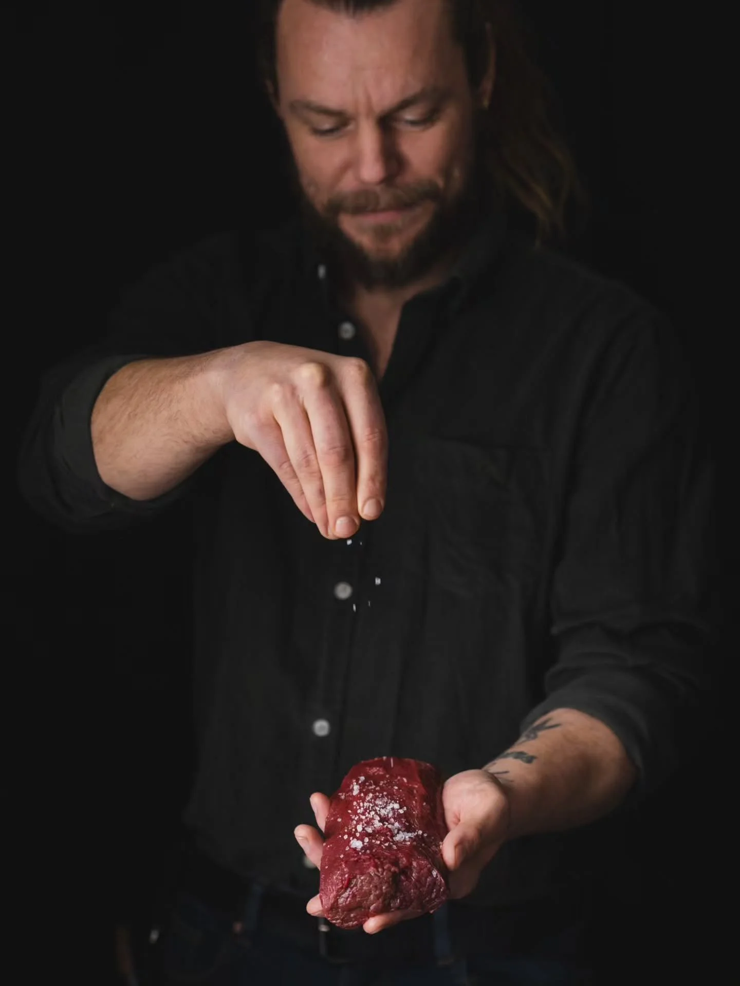 Matfotografering med @bolstadhjort.no 🦌 Med gode bilder og varierte profesjonelle bilder av mat kan man fortelle mye om et produkt. B&aring;de om r&aring;varene, om bedriften og folka som driver den, og ikke minst om potensialet. Her viser vi hjorte