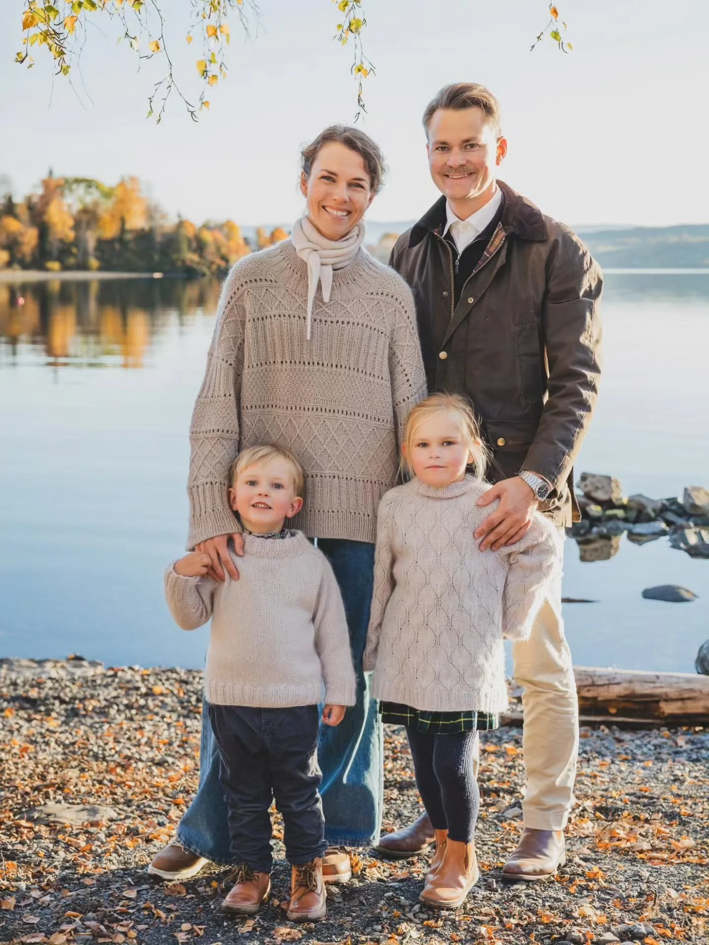 Hva tror dere funker best, be ungene om &aring; se i kamera og smile eller l&oslash;pe og hoppe over vanndammene? Bla til siste bildet for &aring; se lillebrors innstilling til kameraet 😂 Men jeg elsker bilder som dette, som forteller historien om e