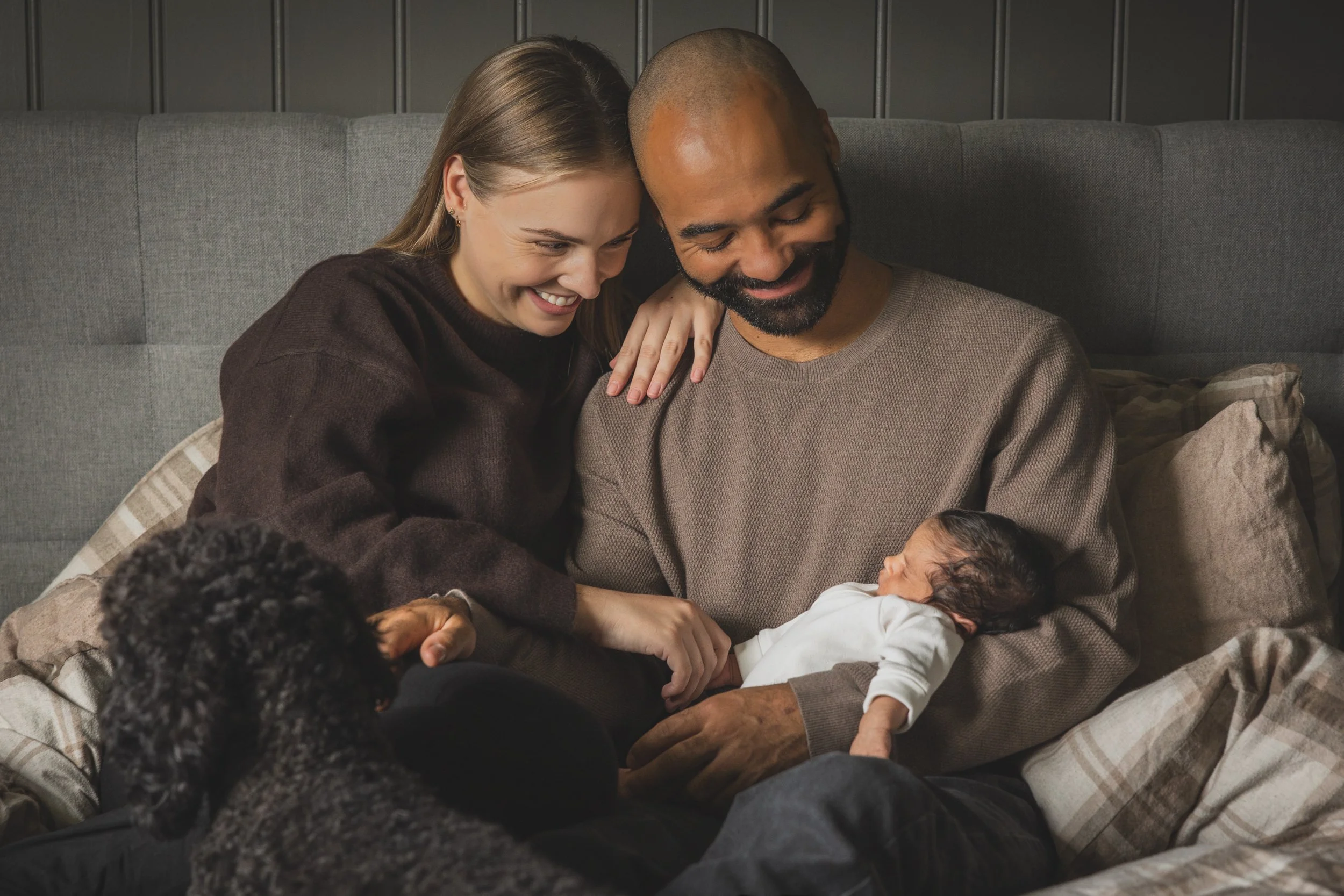 Nyfødtfotografering hjemme med hele familien - på Hamar, Stange, Elverum, Ringsaker. Nyfødtfotograf