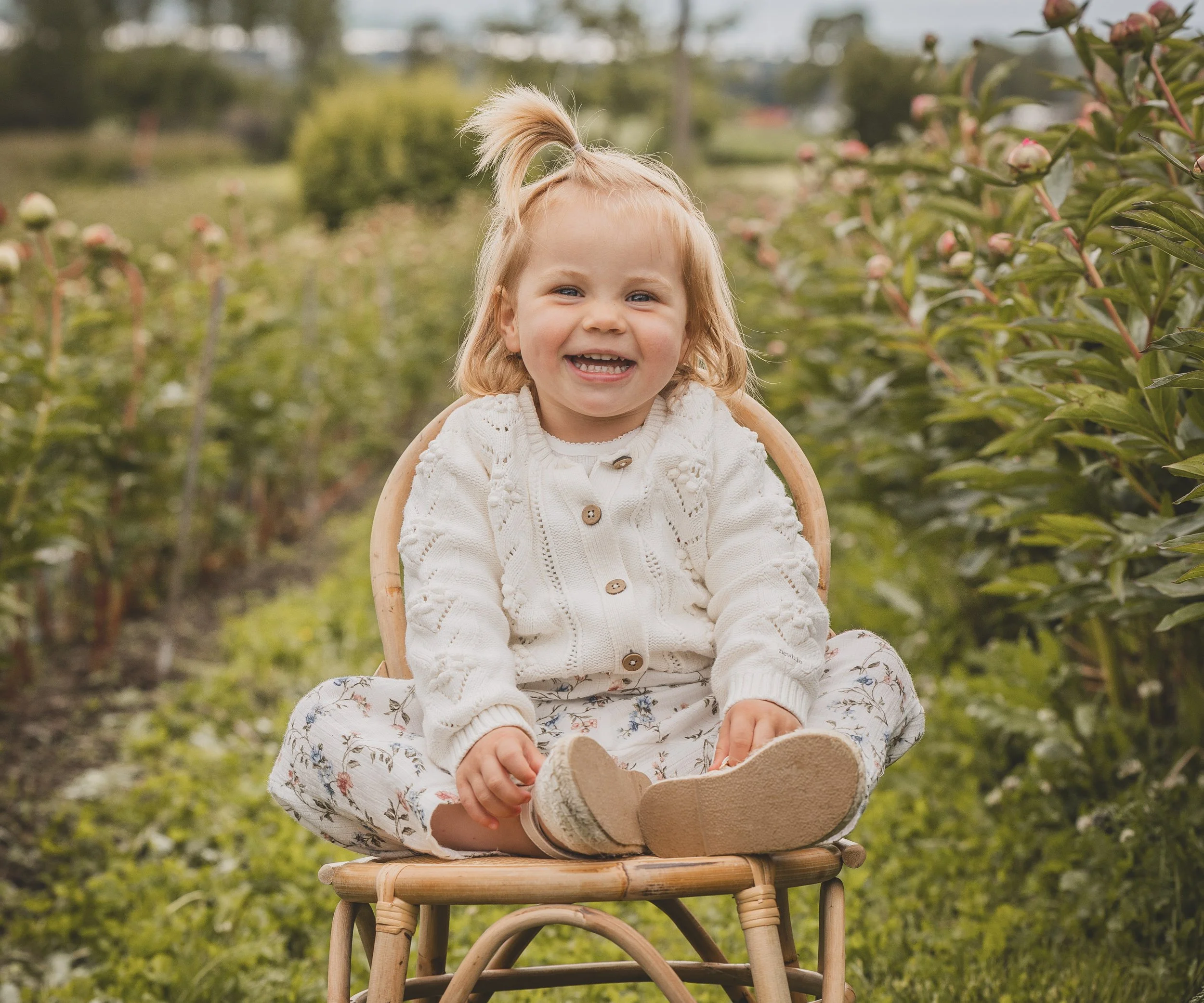 Fotografering av barn i blomstereng på Hamar. Ekte glede og latter