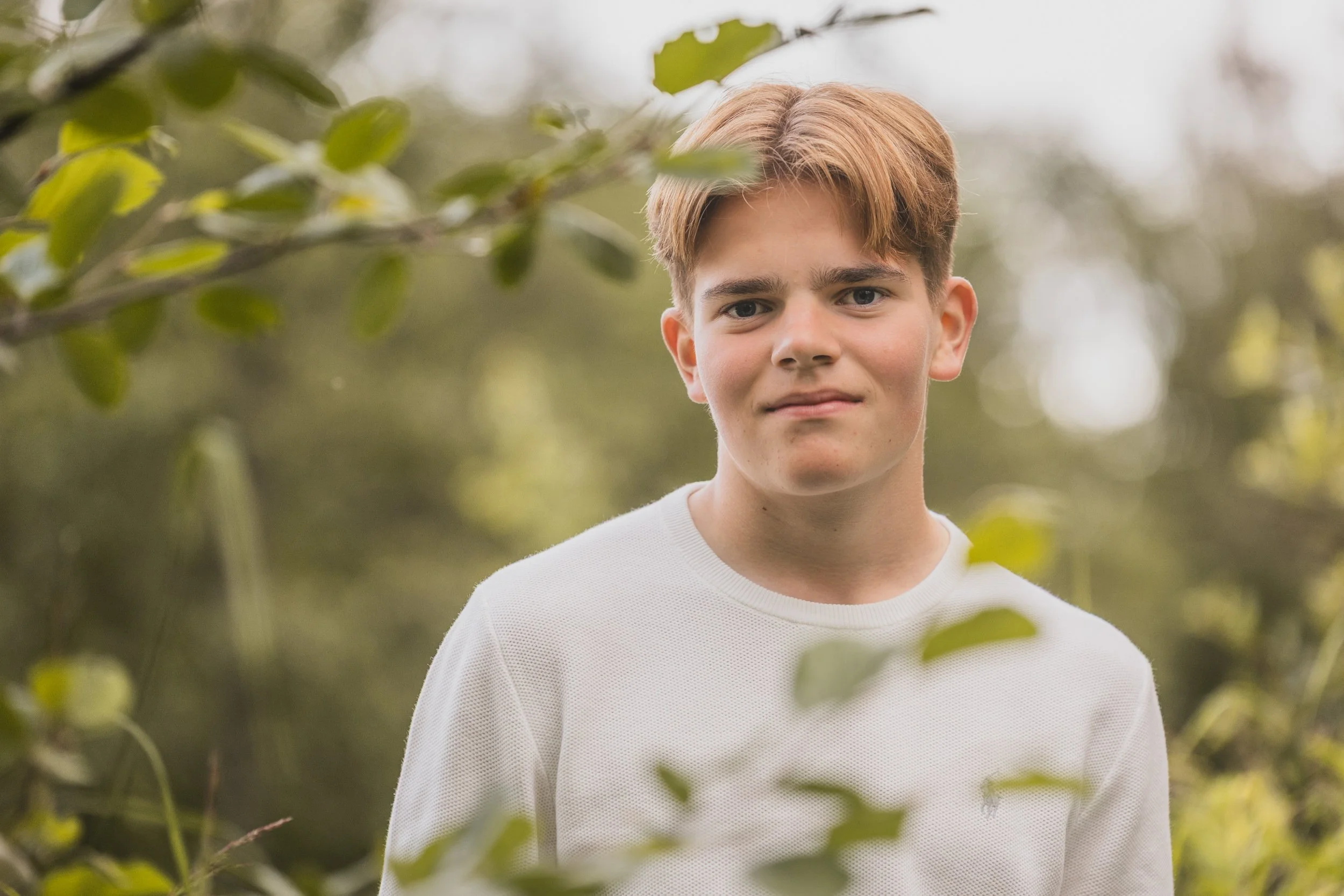 Naturlige konfirmasjonsbilder på konfirmasjonsfotografering med konfirmanten