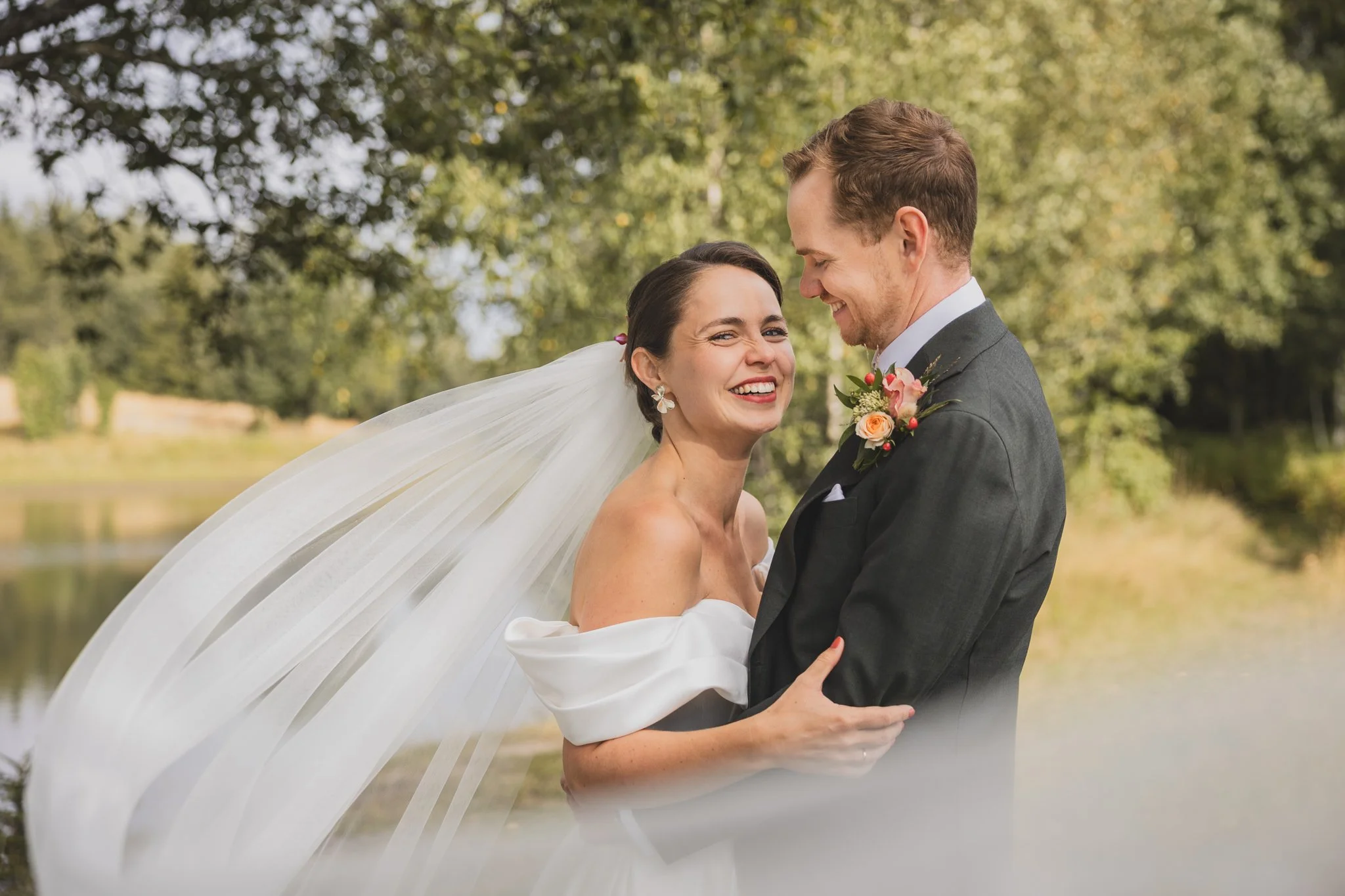 Naturlige bryllupsbilder på Hamar - Bryllupsfotograf