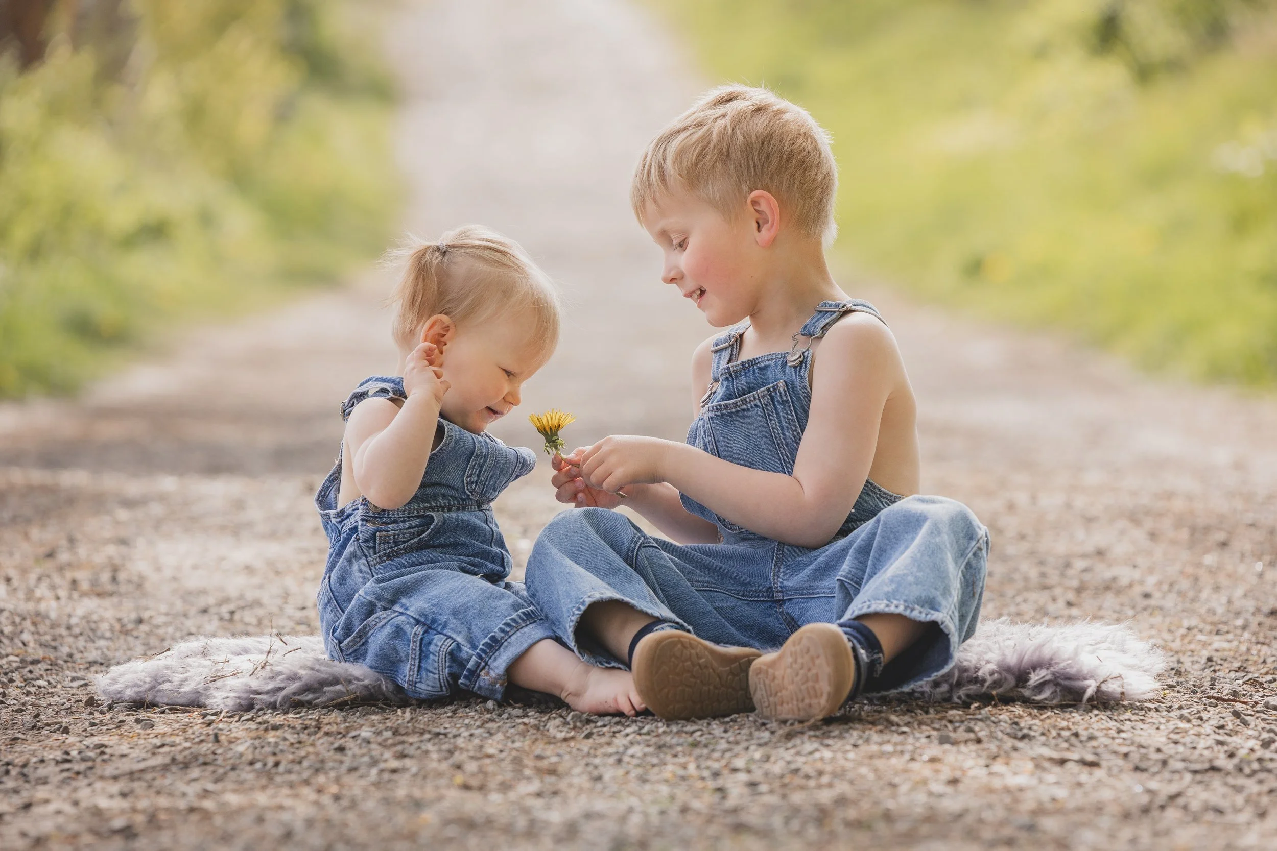 Utendørs fotografering av små barn, søsken og familier. Ekte og naturlige bilder av utforskende barn. Familiefotograf