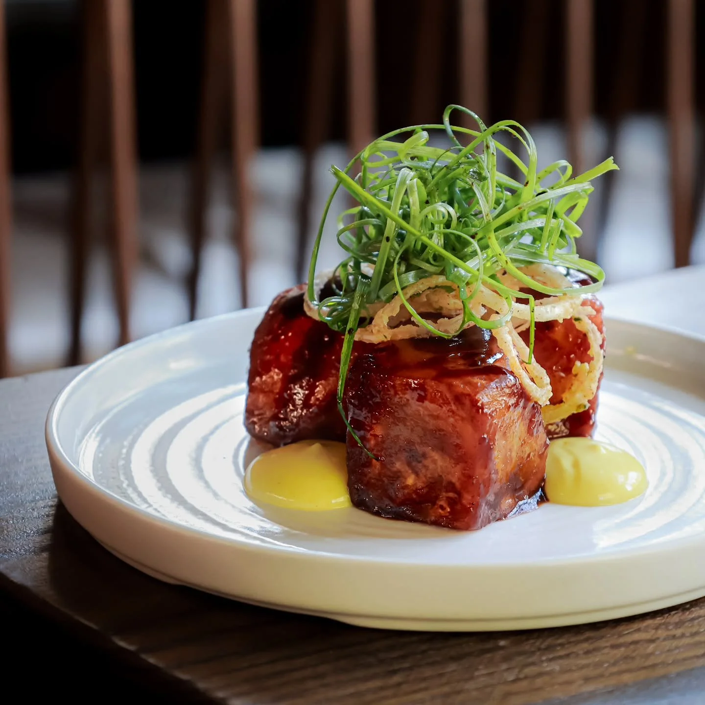 Piper's clever take on BBQ burnt ends..Using house- smoked celeriac.

Smoked celeriac, stout BBQ, beef fat, @colmansuk spicy mustard. 

Went down a storm last week and will be available from Wednesday at 6pm.

To book a table, visit our website - lin