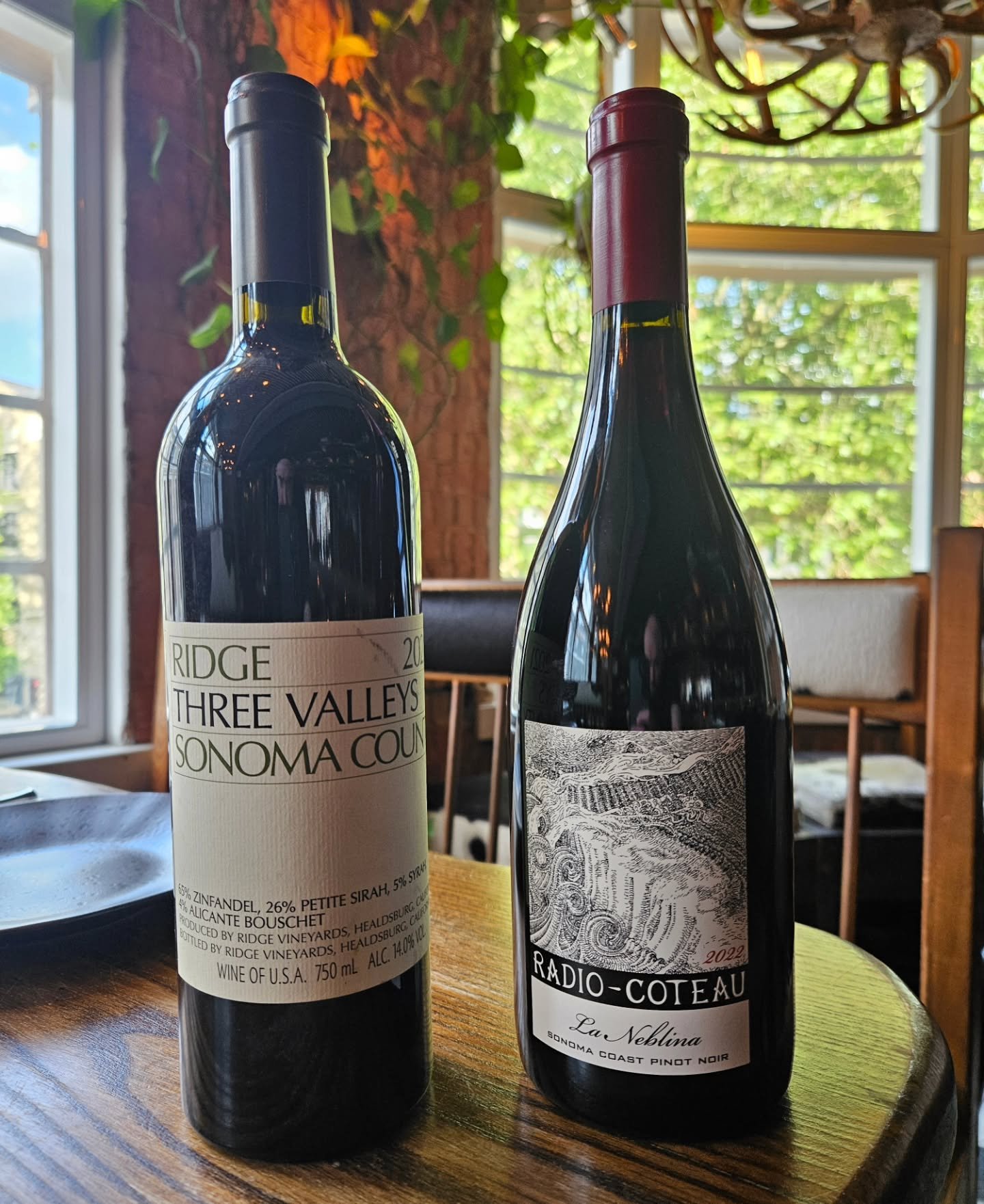A preview of two of the wines from @ridgevineyards and @radiocoteau that will be featured at our 'Exploring Californian Wine' evening hosted by @briansullivan5941
with Andrew Meltzer from @berkmann_wine.

18th June - 6.45pm start - &pound;135/person 