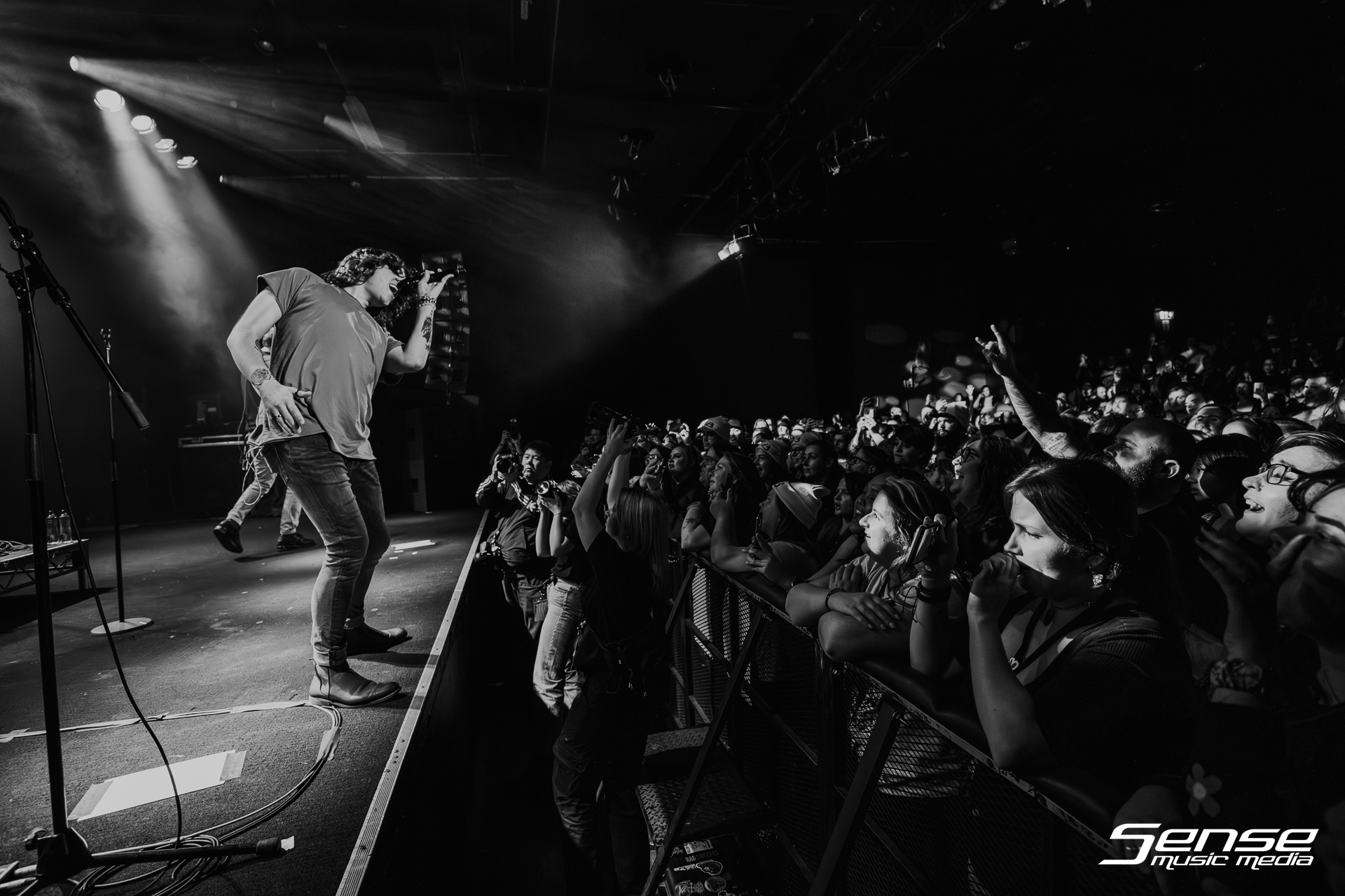 2023-AUG-17-LOVELESS-SYDNEY-METRO THEATRE_MGL9648-Enhanced-NR.png