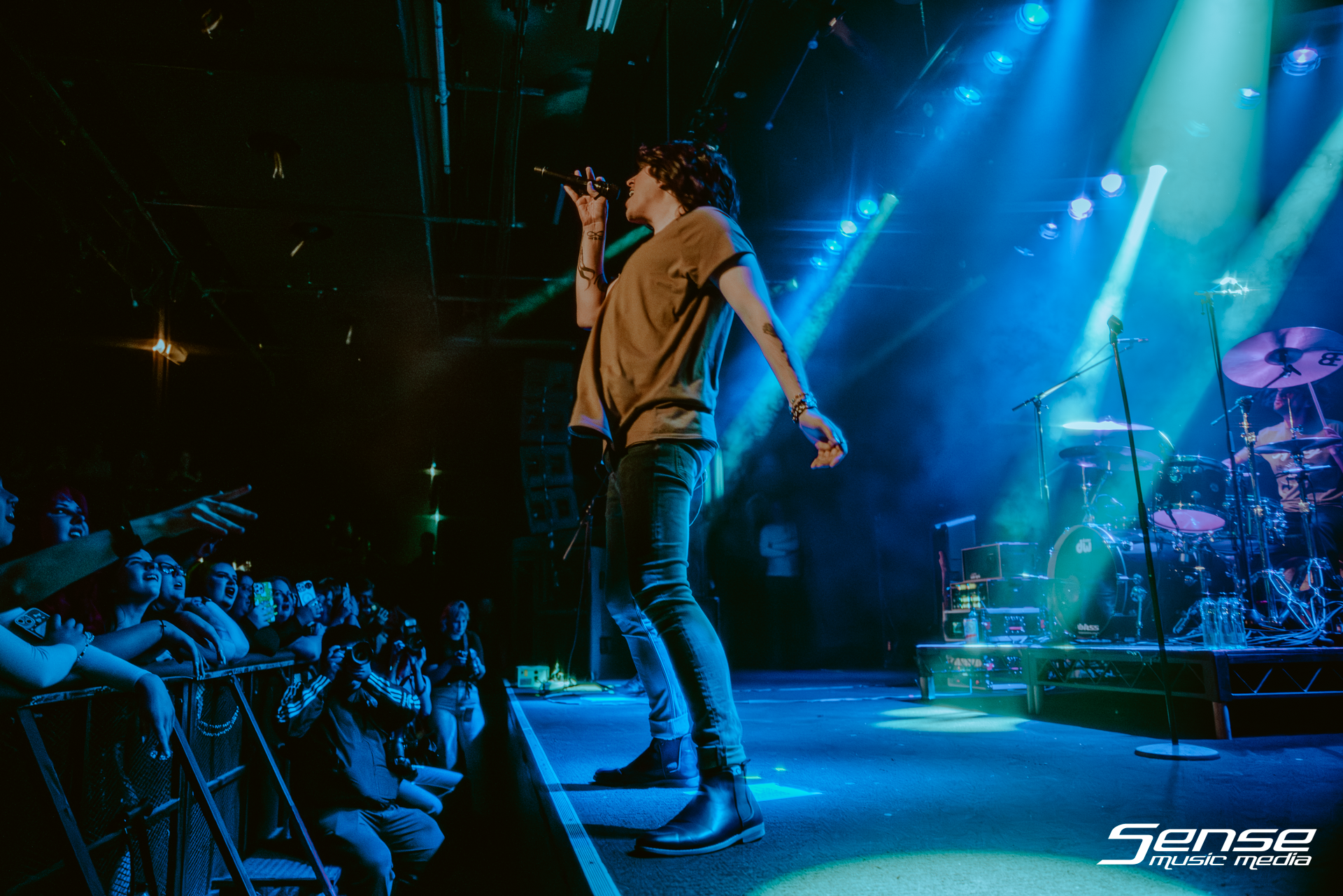 2023-AUG-17-LOVELESS-SYDNEY-METRO THEATRE0E4A9834-Enhanced-NR.png
