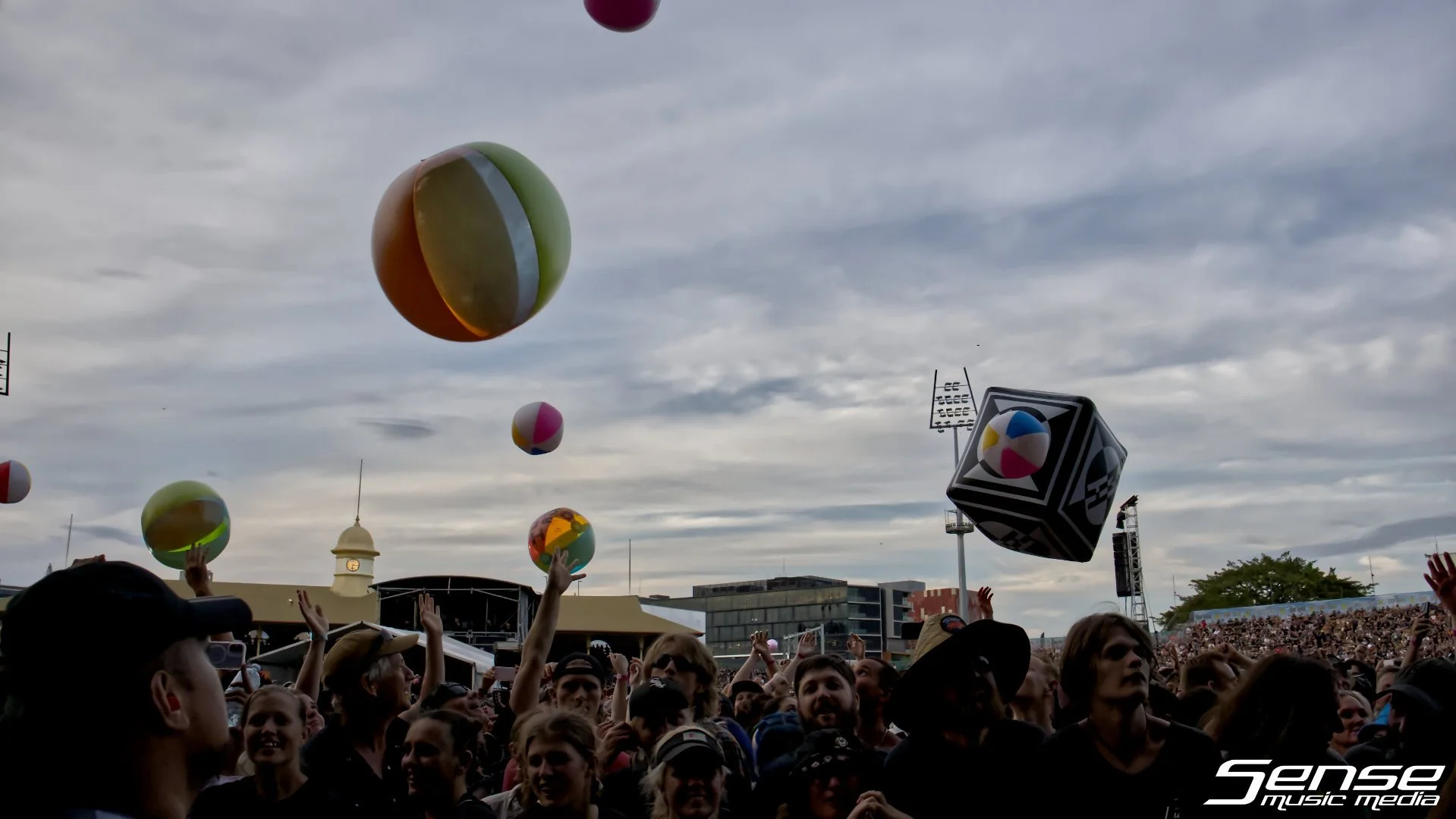 GarbageBeachBalls01.jpg
