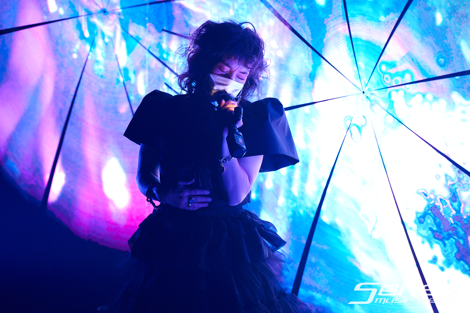 Purity Ring-Purity Ring-Photo_by_Peter Mellows-260614-190649-079.png