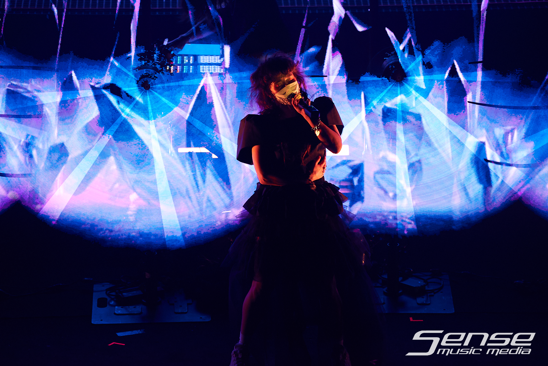 Purity Ring-Purity Ring-Photo_by_Peter Mellows-260614-194526-092.png