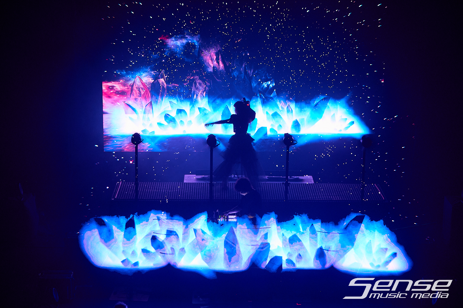 Purity Ring-Purity Ring-Photo_by_Peter Mellows-260614-194249-090.png