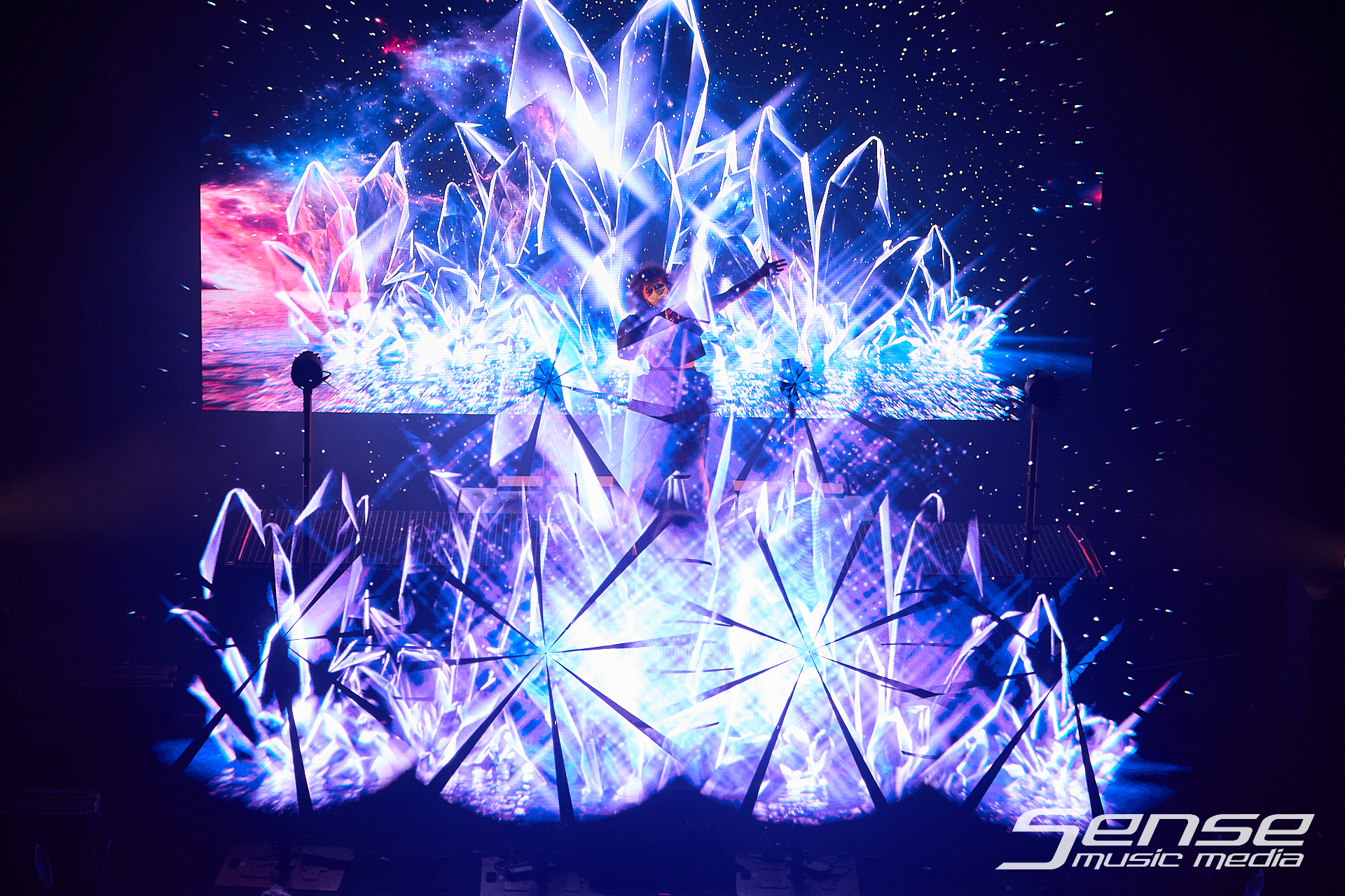 Purity Ring-Purity Ring-Photo_by_Peter Mellows-260614-194258-091.png