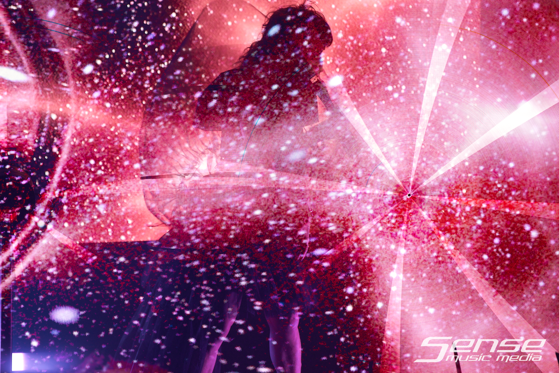 Purity Ring-Purity Ring-Photo_by_Peter Mellows-260614-195107-095.png