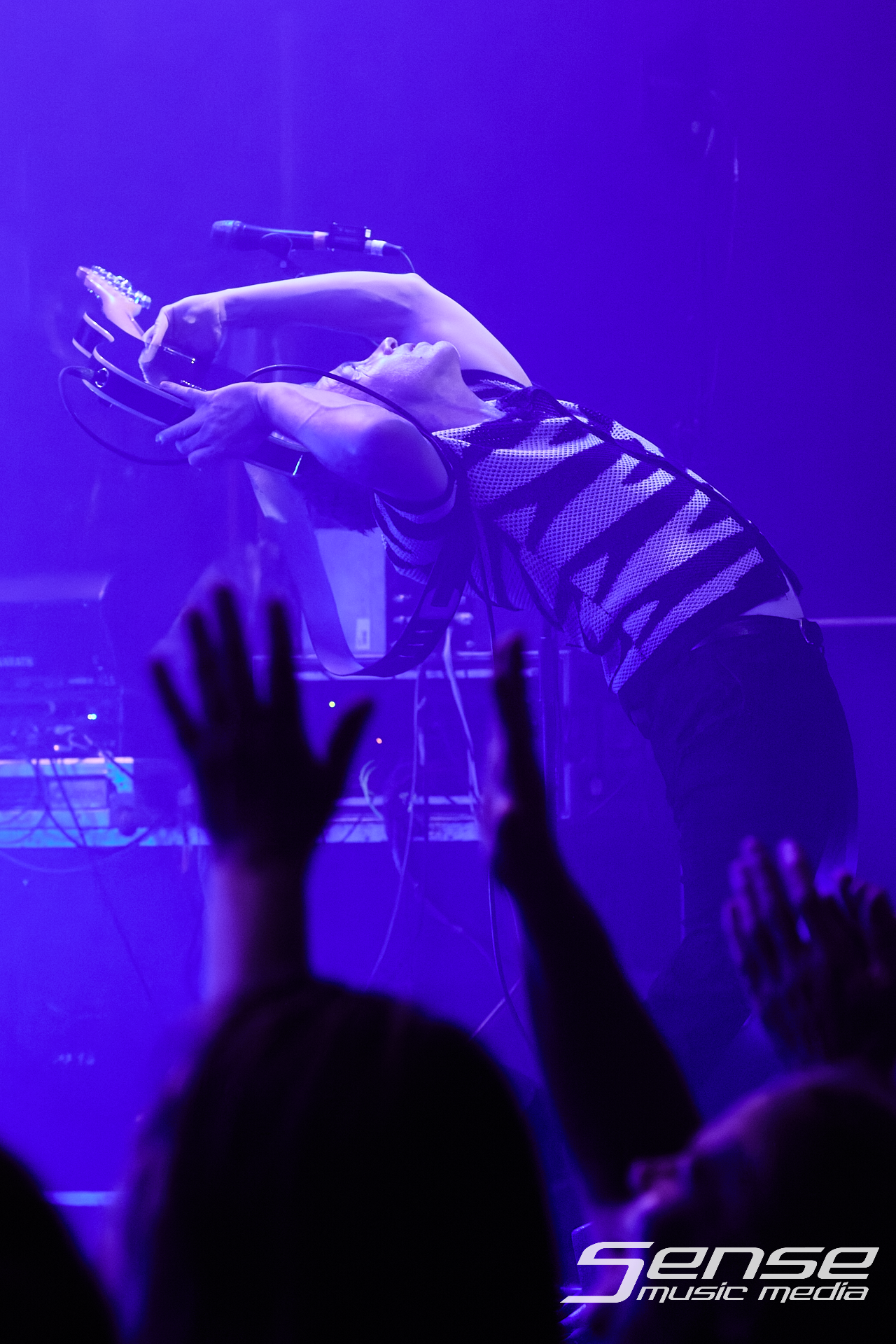 Black Fingernails-Eskimo Joe-Photo_by_Peter Mellows-260906-212334-074.png