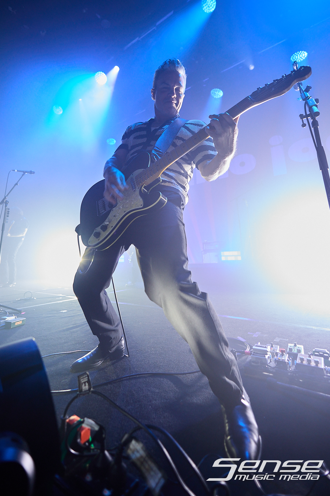 Black Fingernails-Eskimo Joe-Photo_by_Peter Mellows-260906-200839-046.png