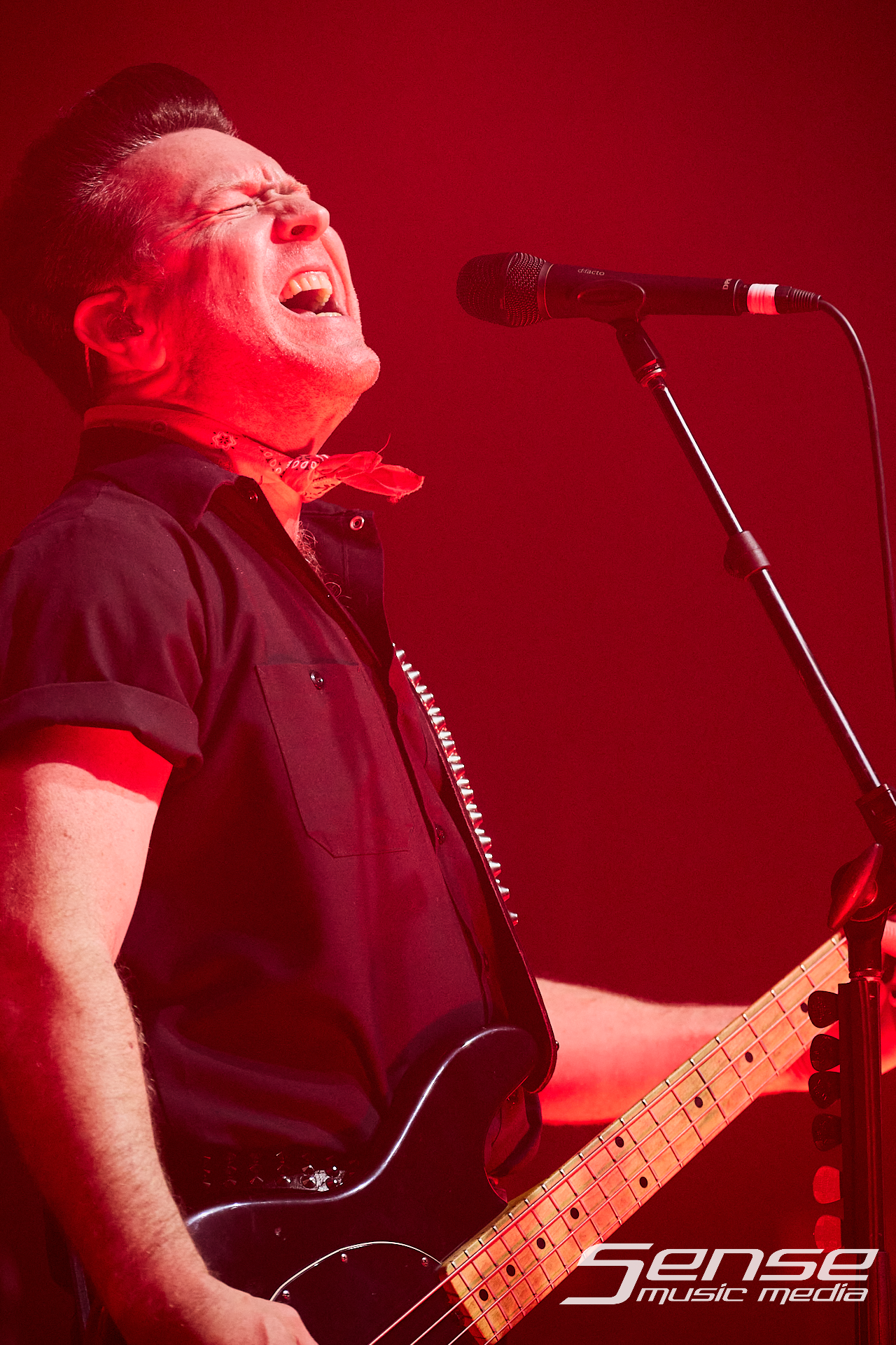 Black Fingernails-Eskimo Joe-Photo_by_Peter Mellows-260906-201536-049.png