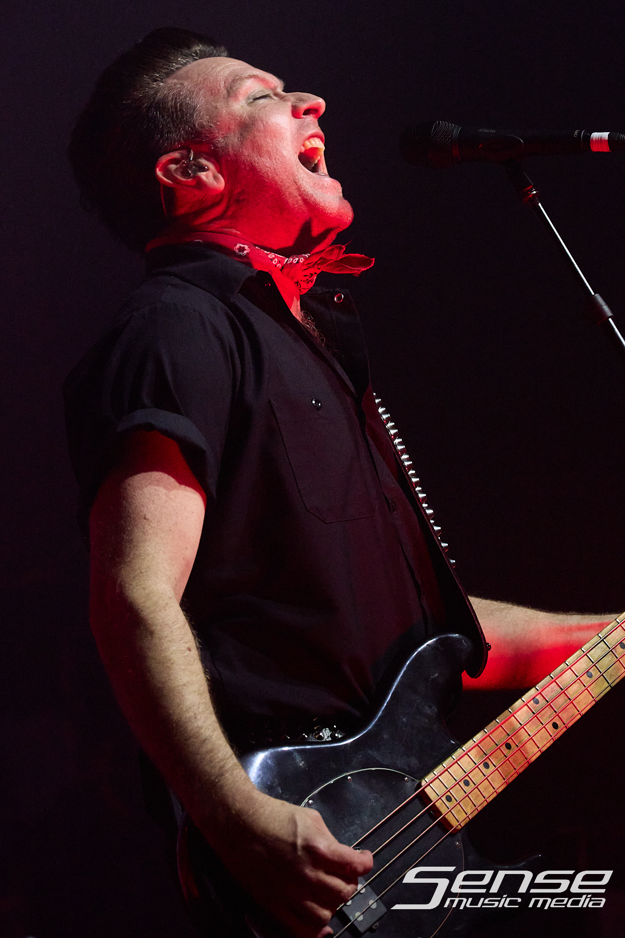 Black Fingernails-Eskimo Joe-Photo_by_Peter Mellows-260906-201806-052.png