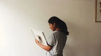 Textile artist Yahvi Duggal ( @_peelstudio ) has been exhibiting in our gallery space since @deptfordx this July — her kitchen-waste-inspired textiles have transformed our walls and hearts alike. Rooted in the zero-waste traditions of her India