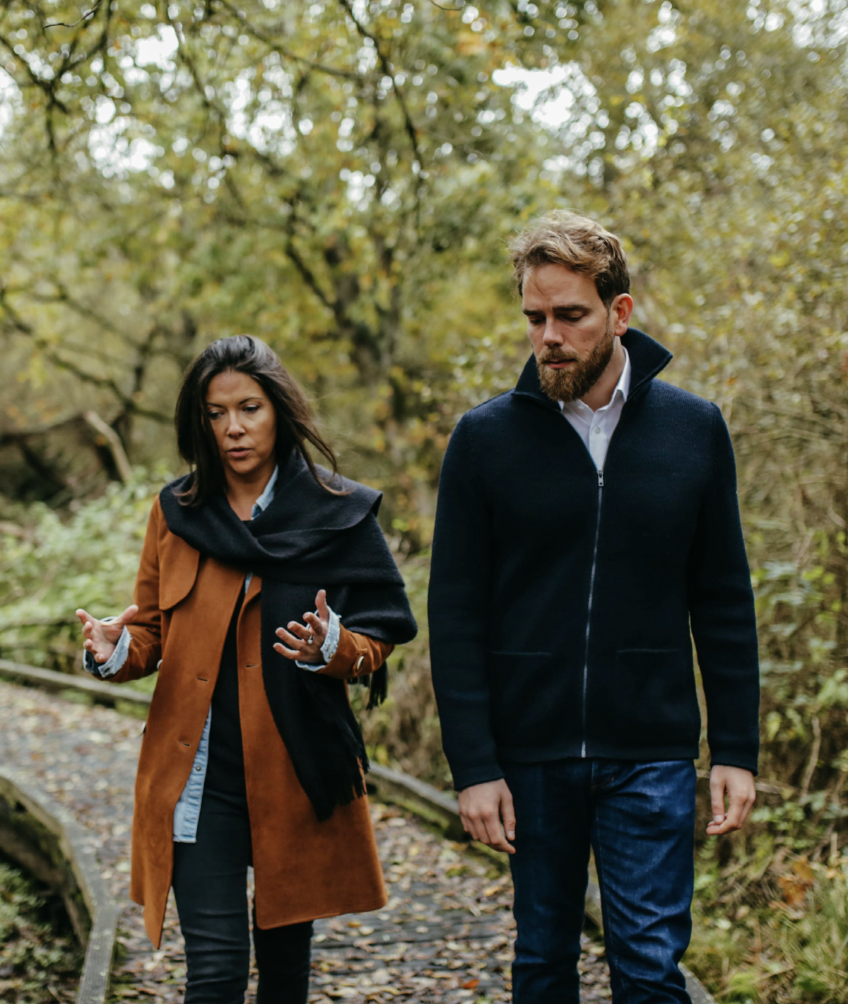 Deux personnes marchent dans la forêt en Bretagne à Lannion dans les Côtes-d'Armor, discutant lors d'une séance de coaching de dirigeant à Lannion, dans le Trégor (22).