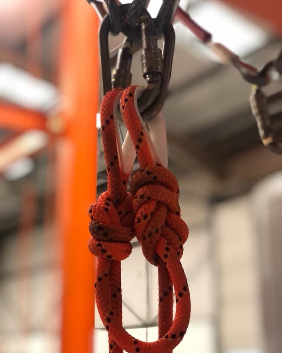 Figure of 8️⃣ #ropes#ropeaccesstechnician#ropeacesslife#applus#ropeaccesstraining#ropeacess