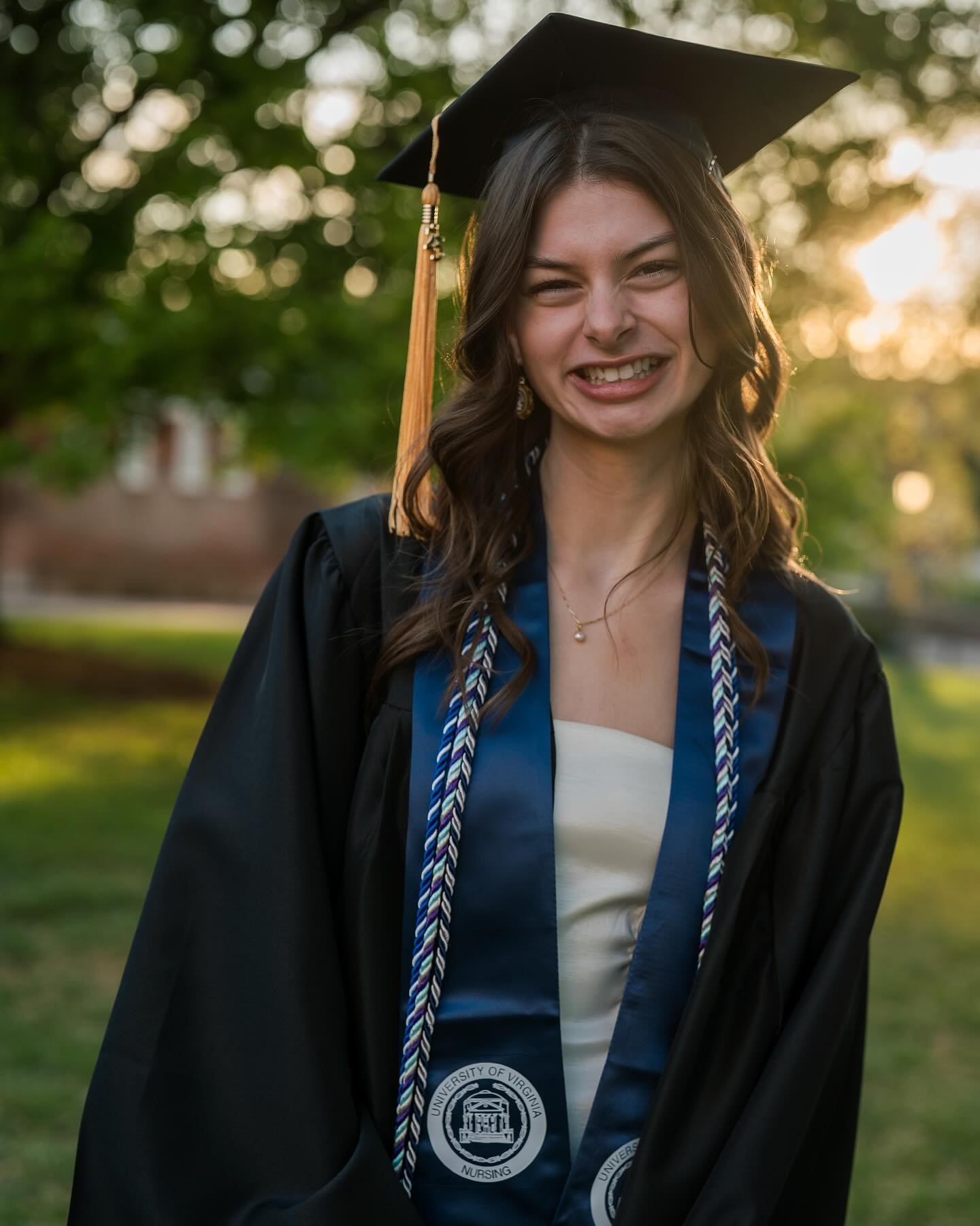 How to take the best grad photos? Bring your personal hype crew: more giggles, more fun, and maybe even some photos together. Congrats, Emma! 💙🧡 @uva @uvaschoolofnursing