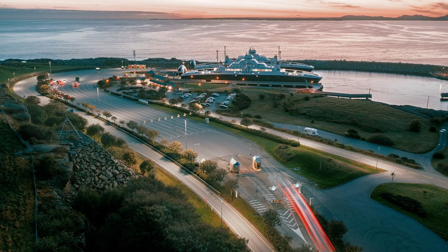 Love a technical creative task ✨ Here the client wanted to show their solution for scanning cars before the ferry 🚗 Shot with the new DJI Mavic 4 Pro and my trusty Canon R5 II