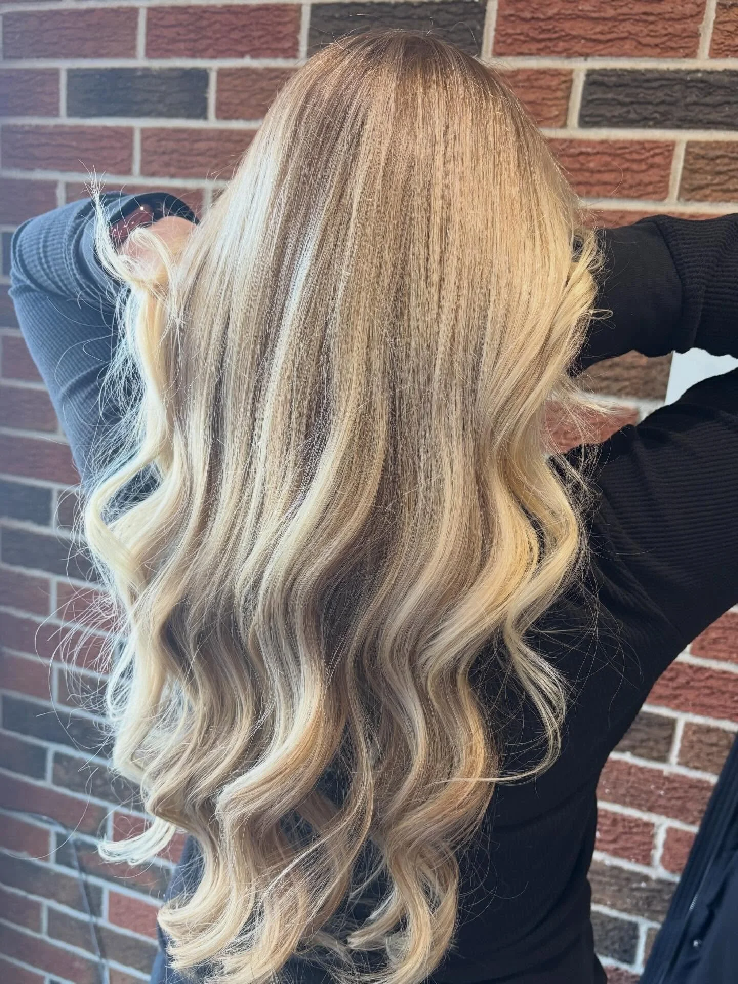 Swipe for the before ➡️ 

Four hours. Total transformation. And I&rsquo;m OBSESSED. 

We took her from her natural, virgin hair to this seamless, dimensional glow😻. Blonde brightness through the mids + ends and so blendy through the top for a seamle