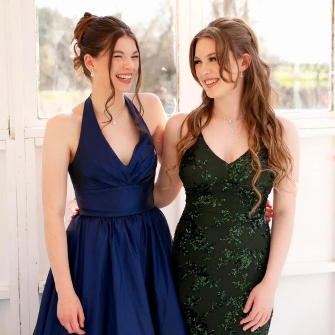 Ready for your close-up? 💎
Prom season is officially here. Let&rsquo;s create a look that makes you feel incredible. Hair and makeup packages are now available for booking!
✨ Book via the link in bio.

#BrantfordHair #theStudioBrantford #makeupartis