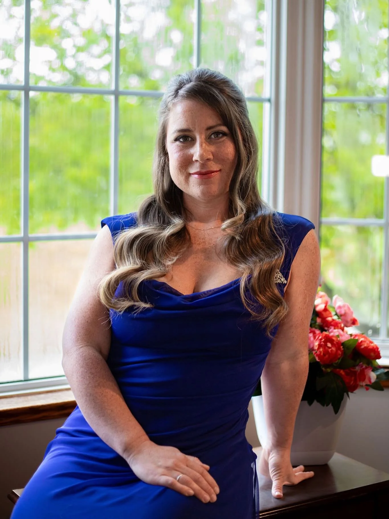 Bridesmaid hair and makeup 💄 with the most beautiful, natural freckles. Why would we cover those up?! 

💁&zwj;♀️ and 💄 - @the.studio.brantford 
📸 - @alexmilnephotography 

#BrantfordHair #theStudioBrantford #bridalstylist #hairstylist #Brantfordw