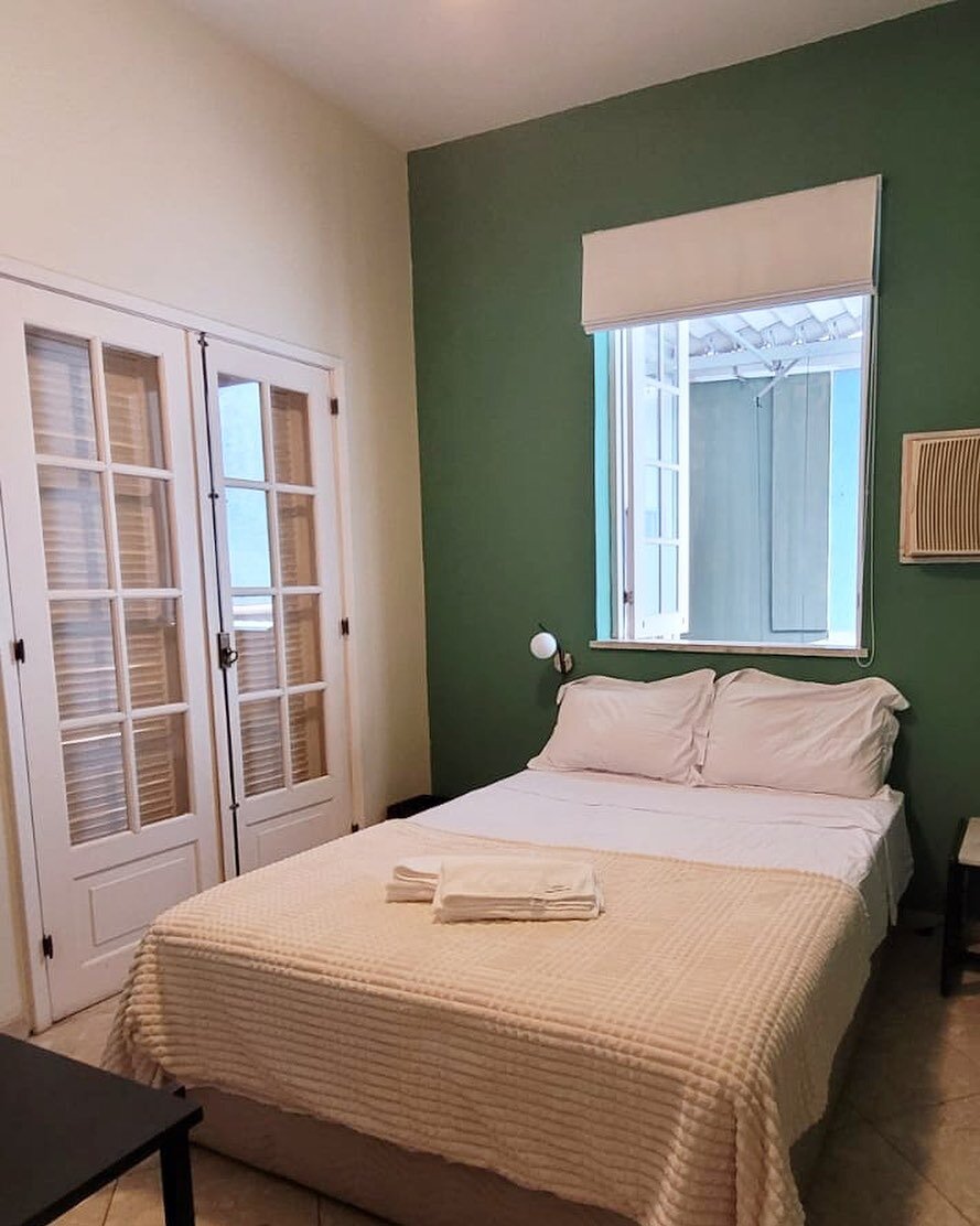 without a doubt: one of our favorite rooms in the house. has the exactly size, the hugging confort of the bed and a natural ventilation that keep the room fresh without the a/c. If you are coming yo Rio de Janeiro, consider staying at Chez Zany